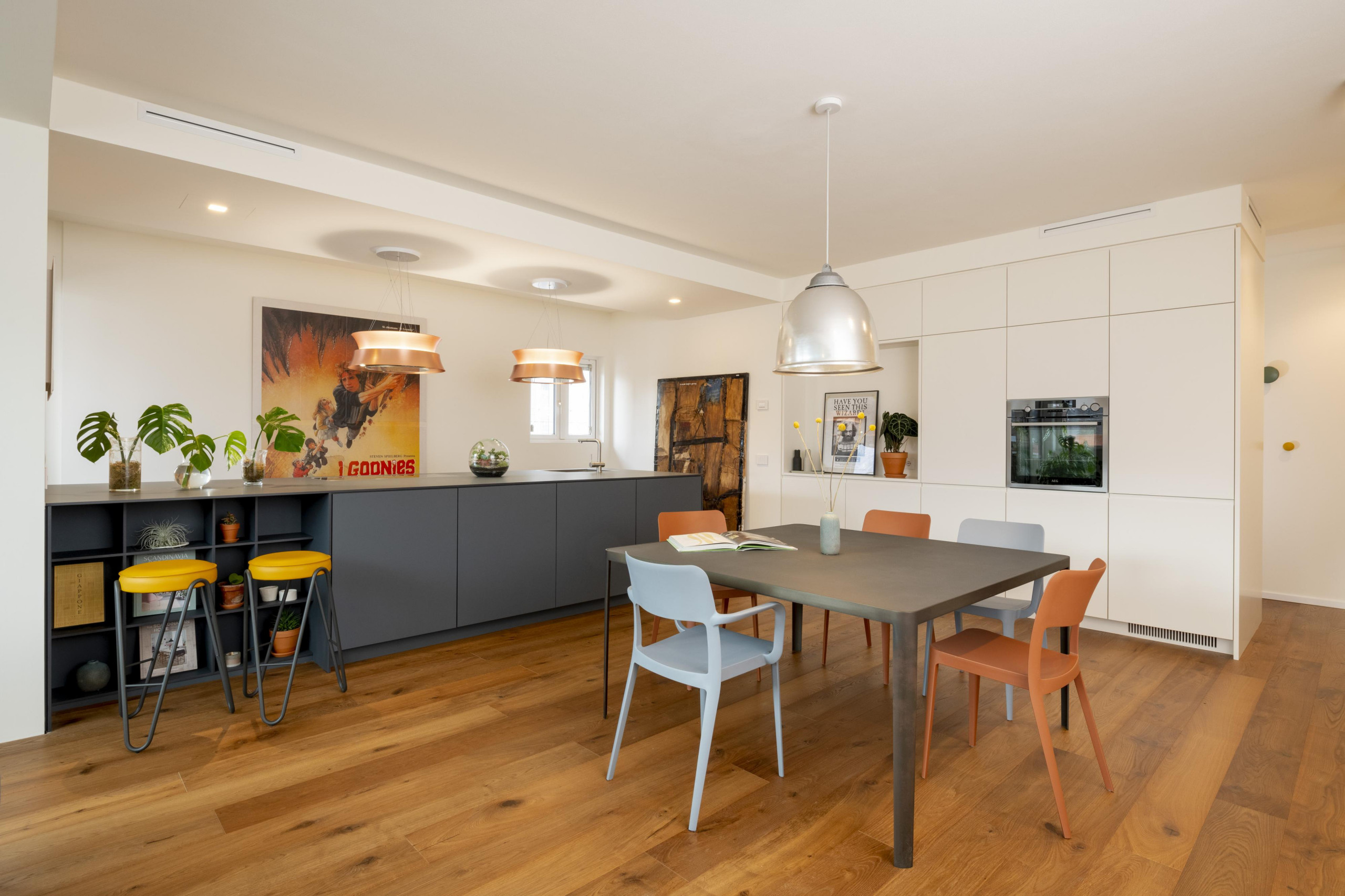 В закладки: 3 проекта со встроенными шкафами «во всю стену»