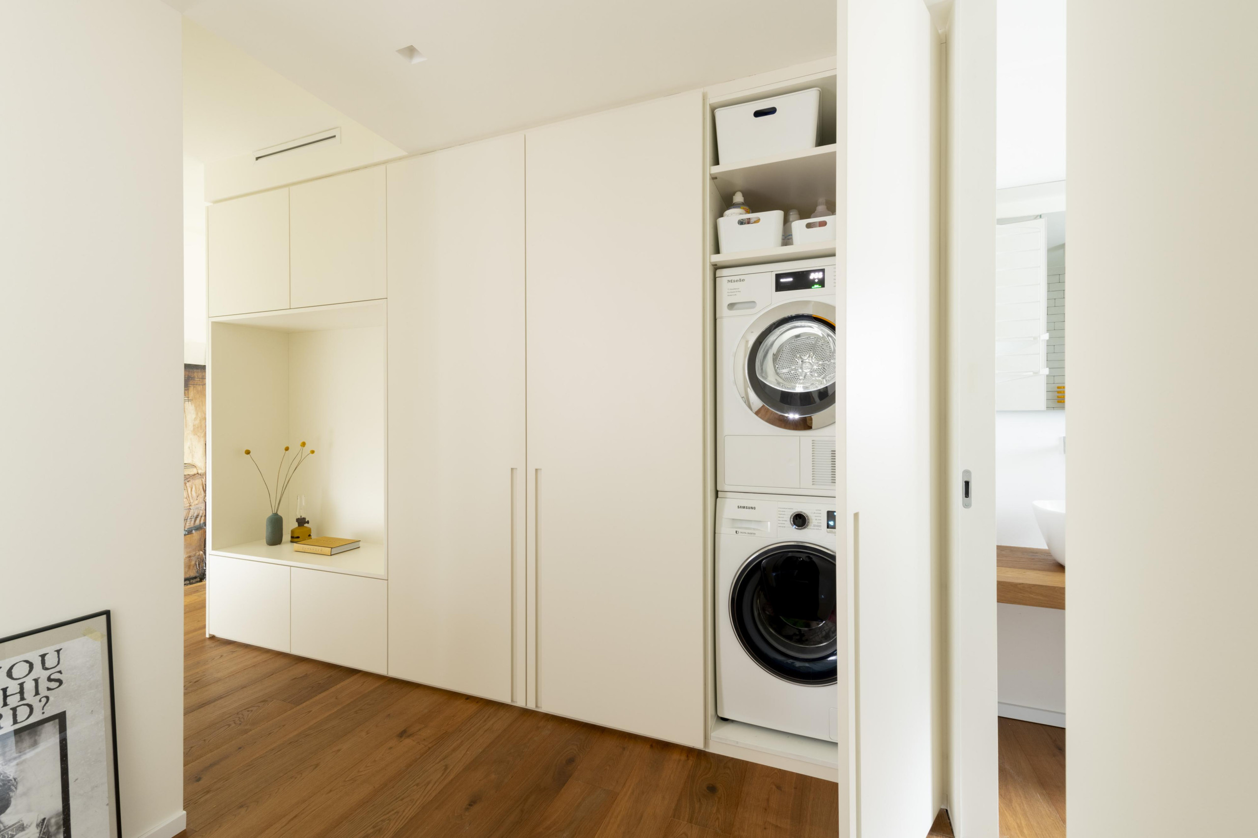 В закладки: 3 проекта со встроенными шкафами «во всю стену»