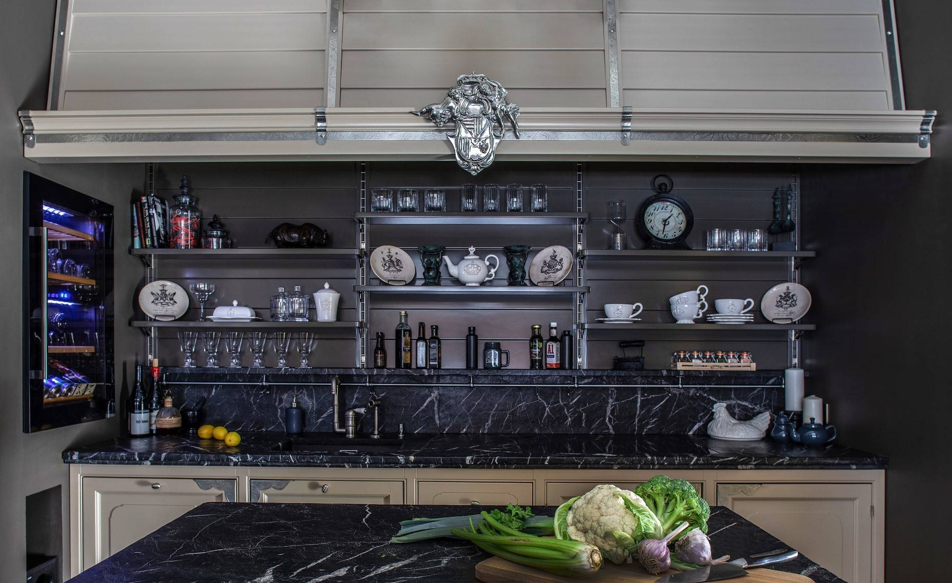 Кухня недели: С телевизором за решеткой и скрытой музыкой