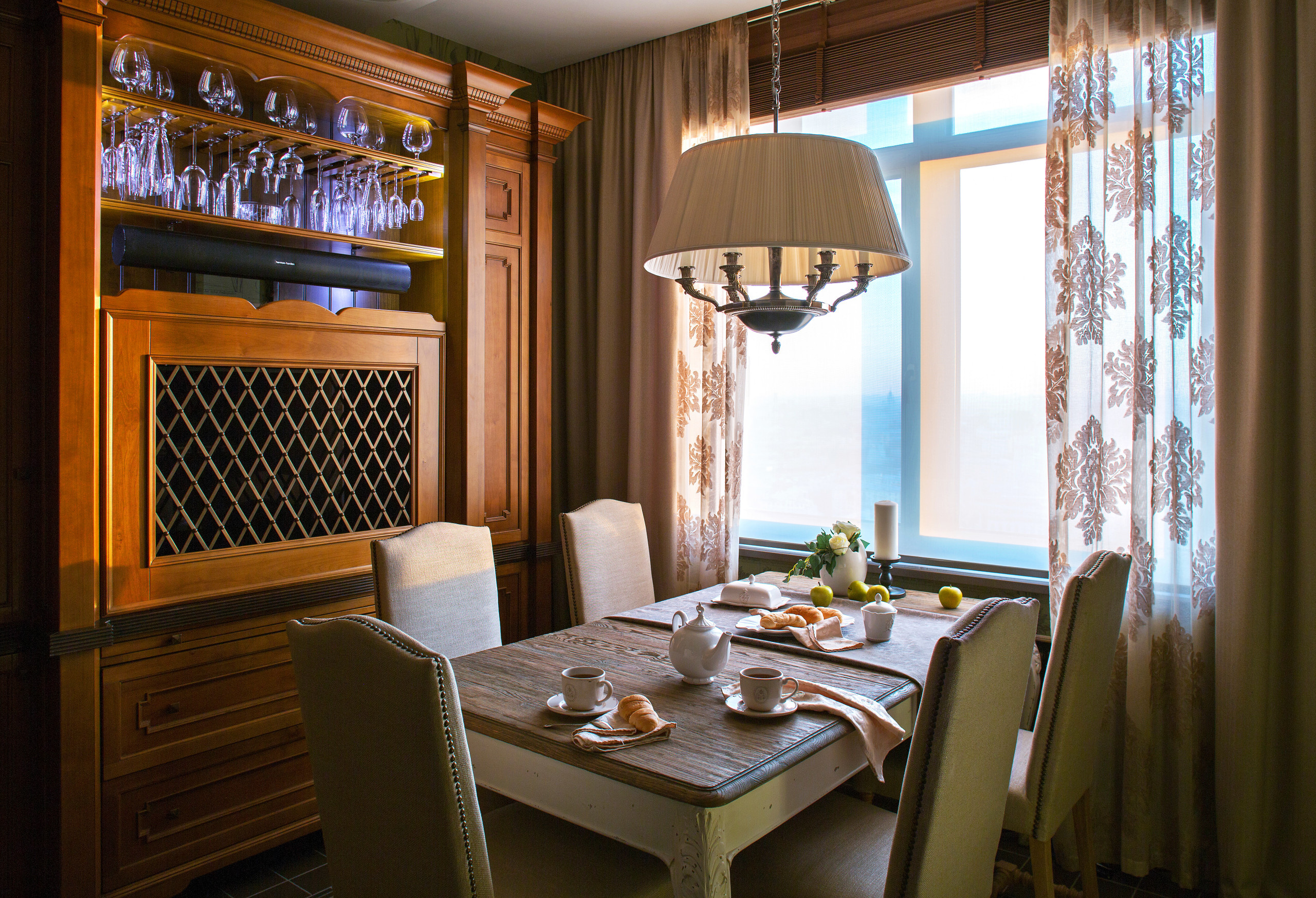 Кухня недели: С телевизором за решеткой и скрытой музыкой