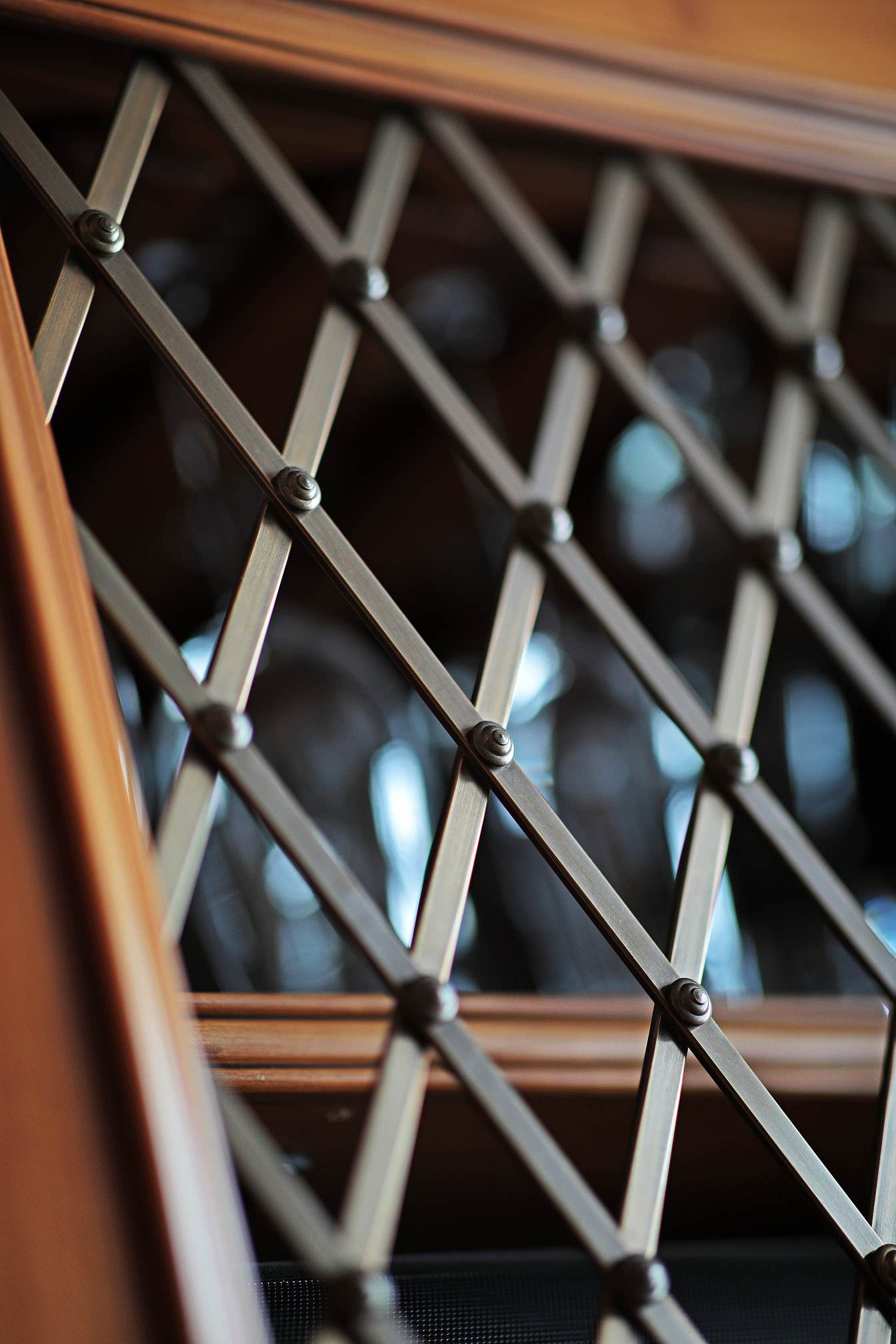 Кухня недели: С телевизором за решеткой и скрытой музыкой