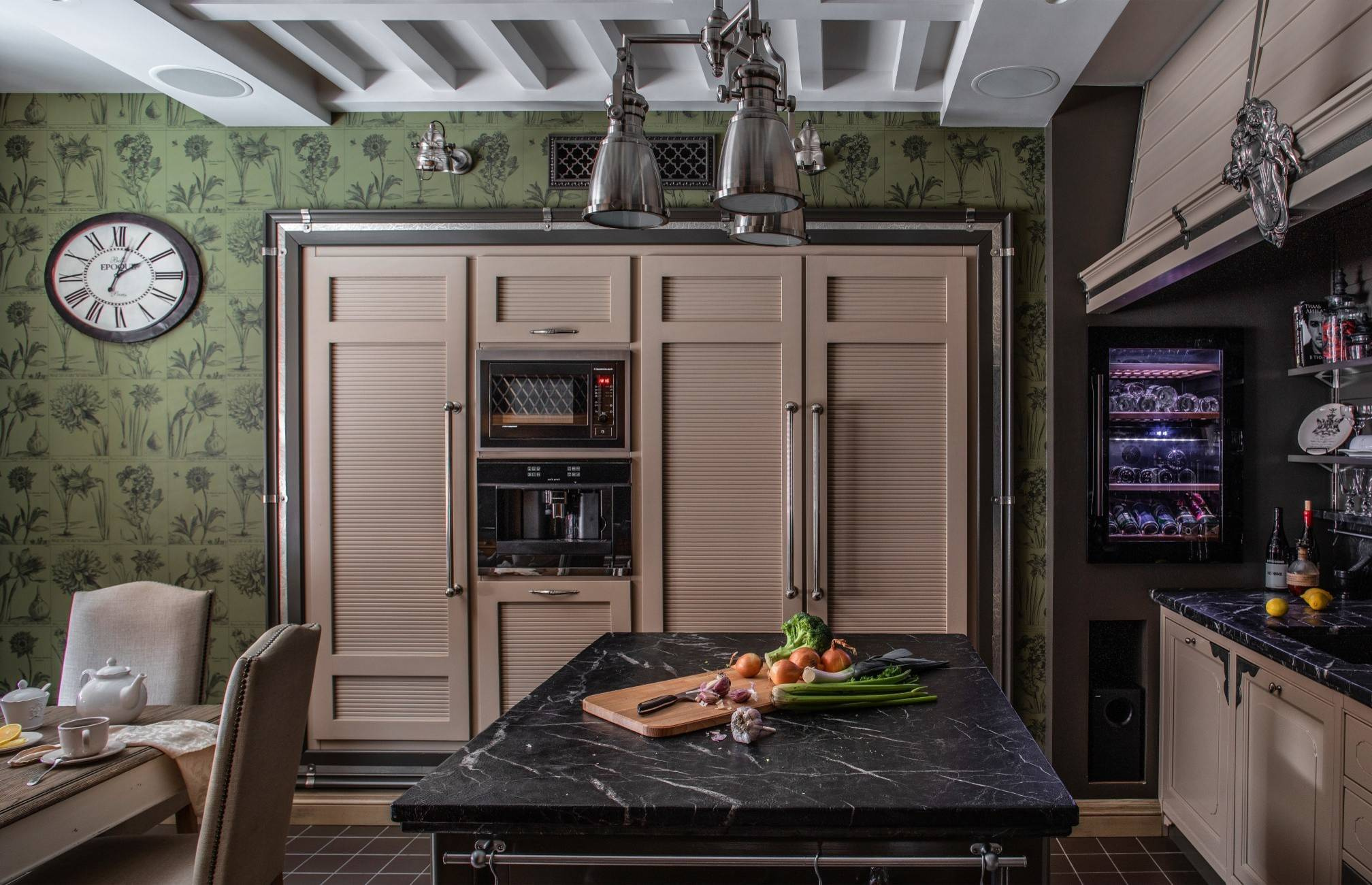 Кухня недели: С телевизором за решеткой и скрытой музыкой