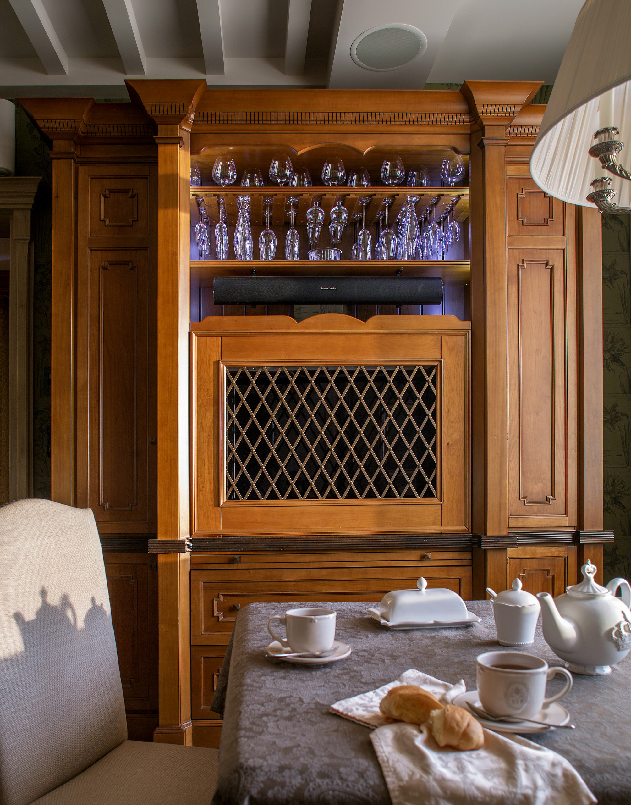 Кухня недели: С телевизором за решеткой и скрытой музыкой