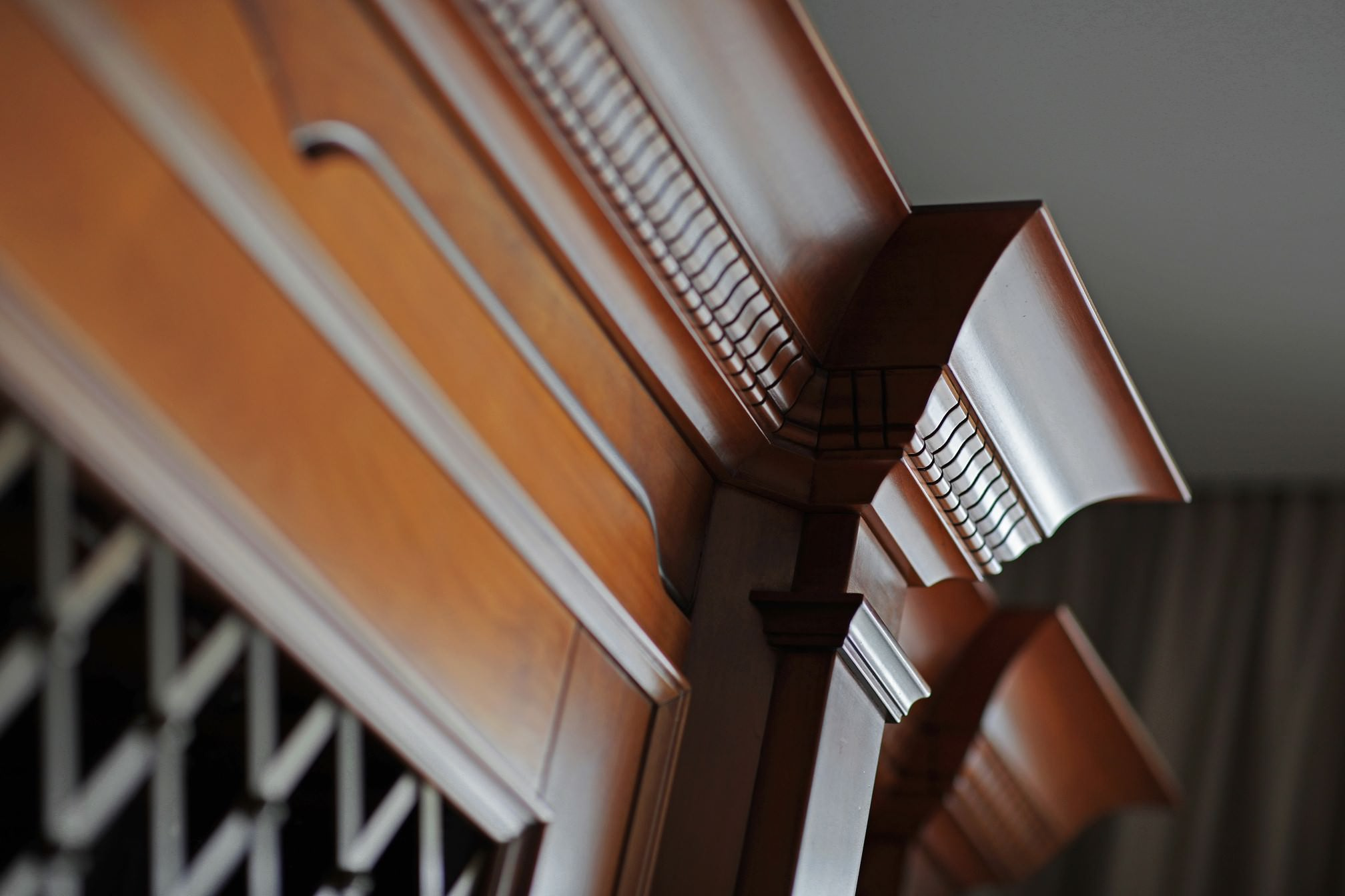 Кухня недели: С телевизором за решеткой и скрытой музыкой