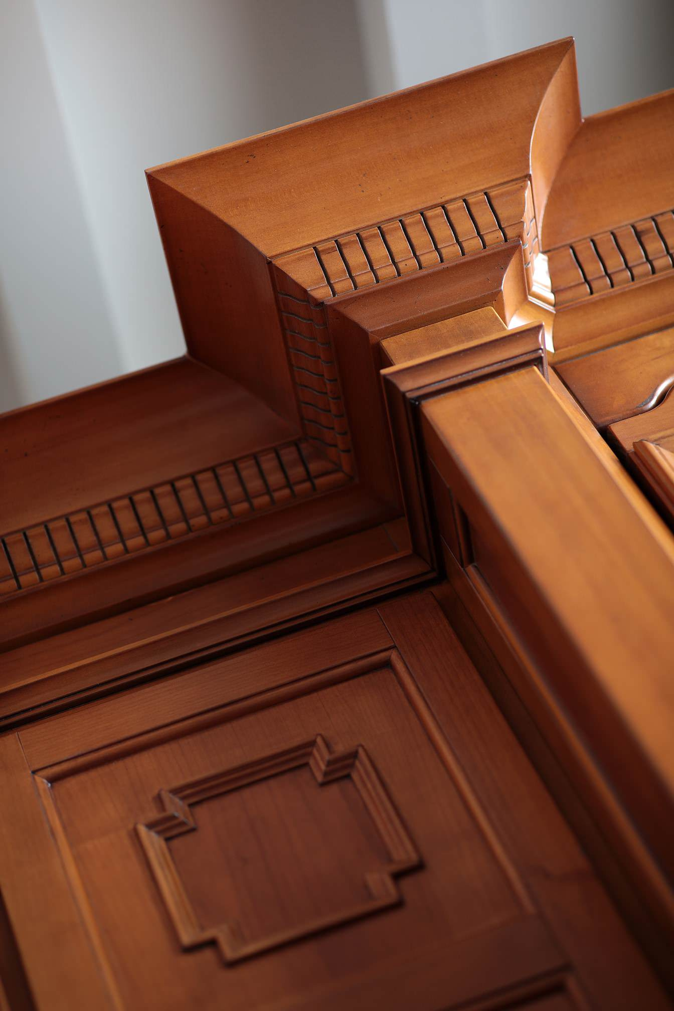 Кухня недели: С телевизором за решеткой и скрытой музыкой