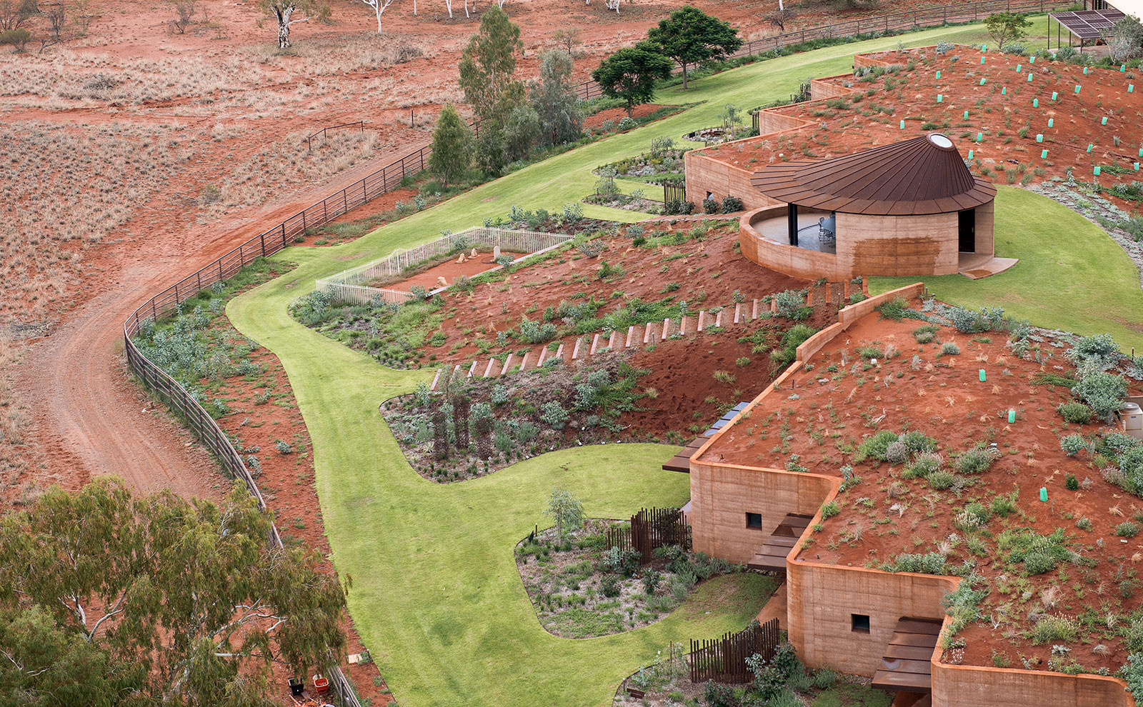 Мир дизайна: Необычный землебитный дом для спасения от жары