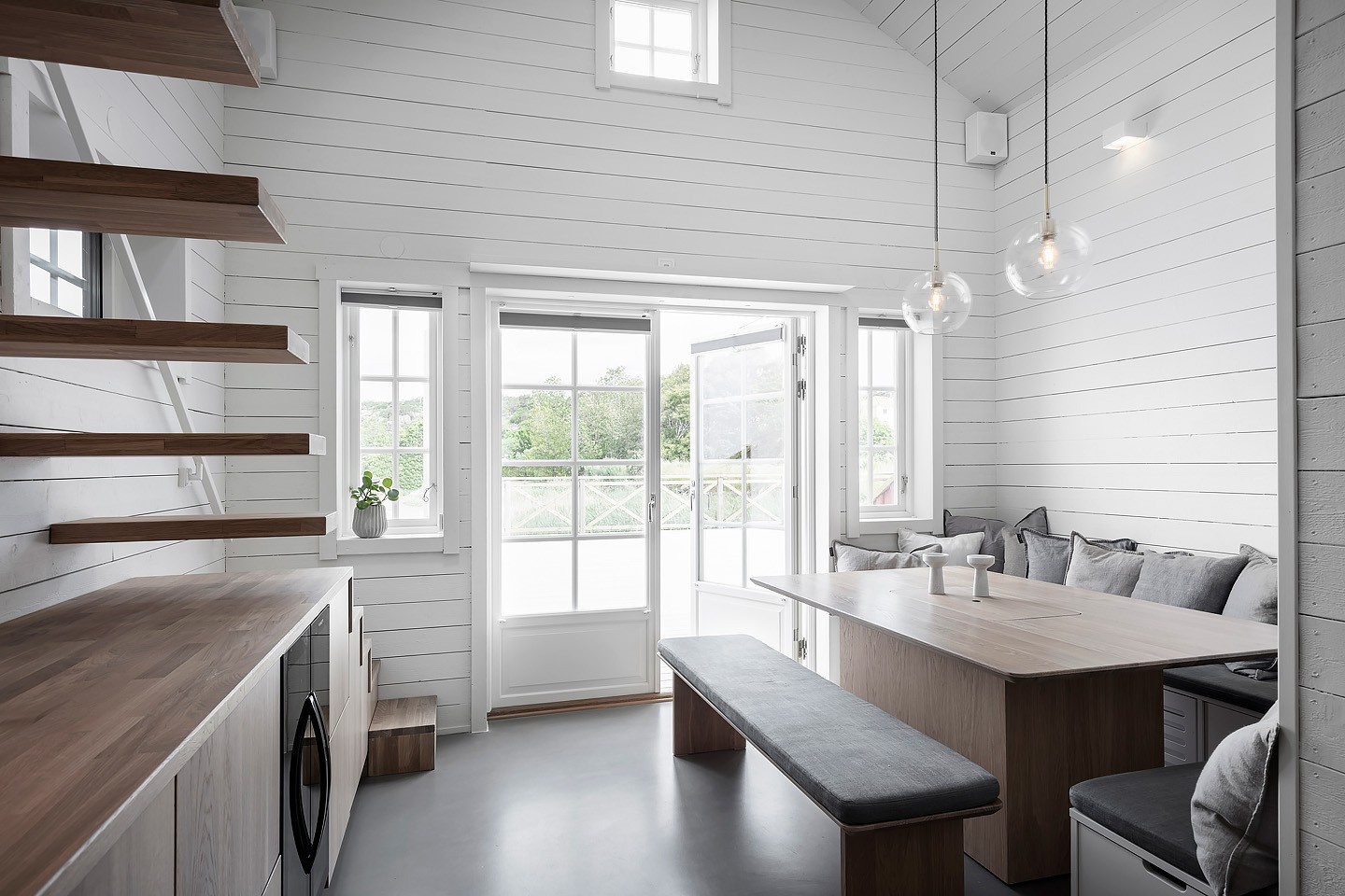 Houzz Швеция: Микростудия 20 кв.м — с сауной и огромным столом