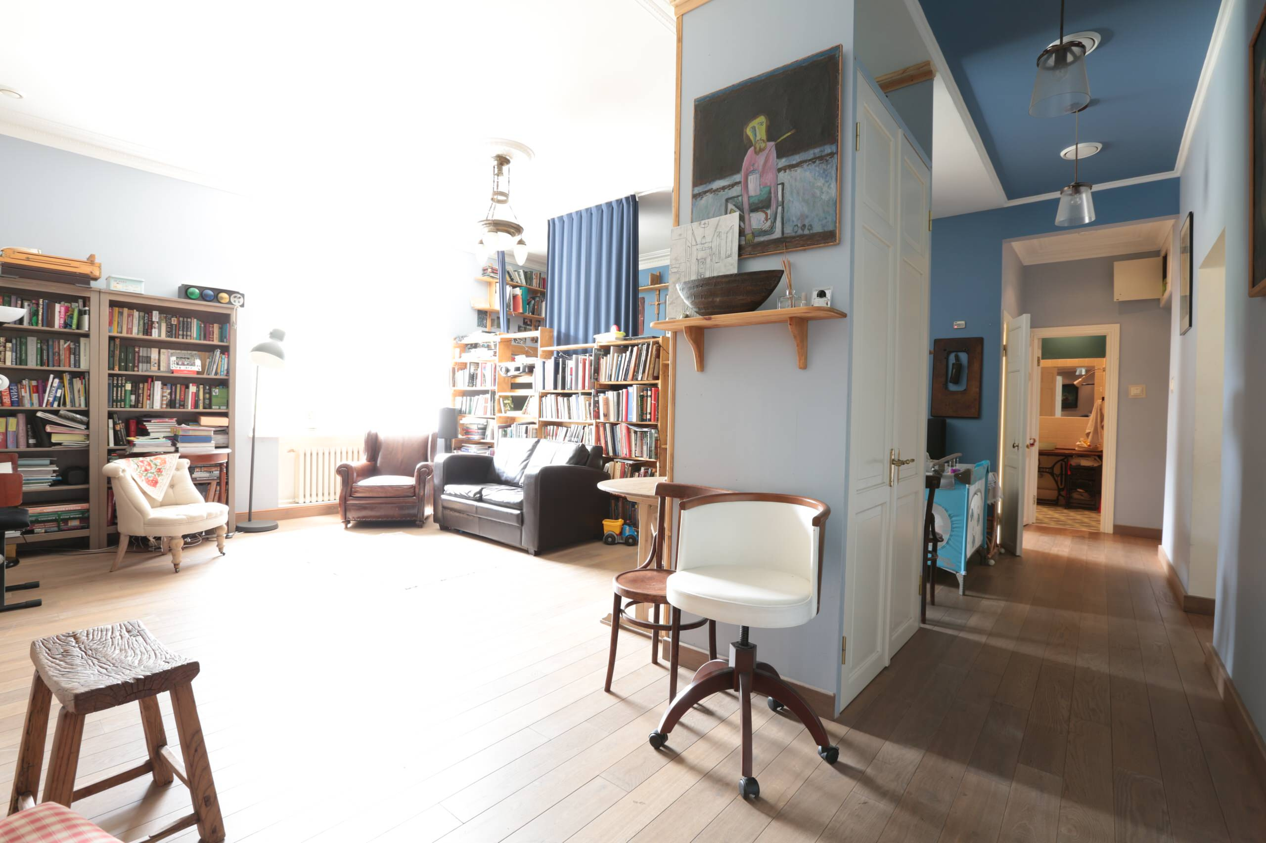 В гостях: Дача в семейной библиотеке для большой семьи