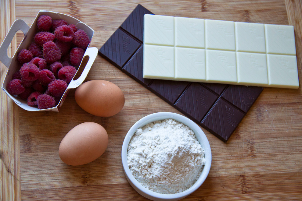 Рецепты: Фондан с двумя видами шоколада и малиной