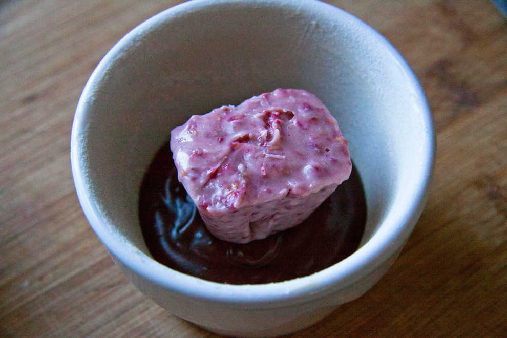 Рецепты: Фондан с двумя видами шоколада и малиной