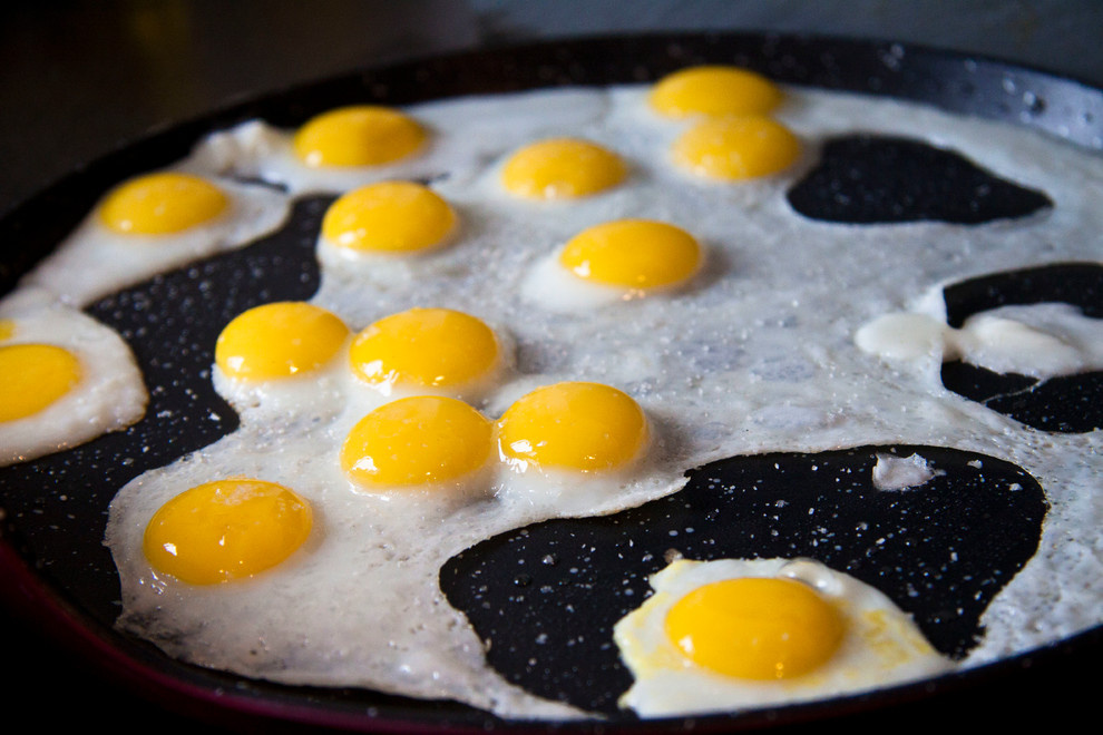 Рецепт: Антипохмельная брускетта с тартаром и яйцом