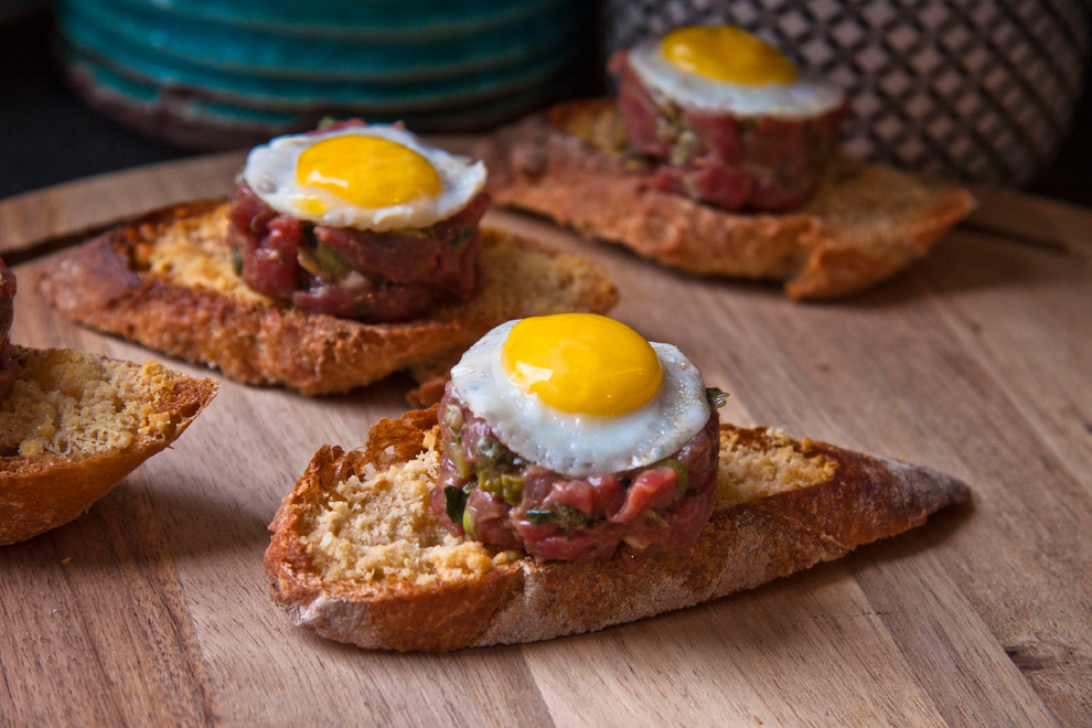 Рецепт: Антипохмельная брускетта с тартаром и яйцом