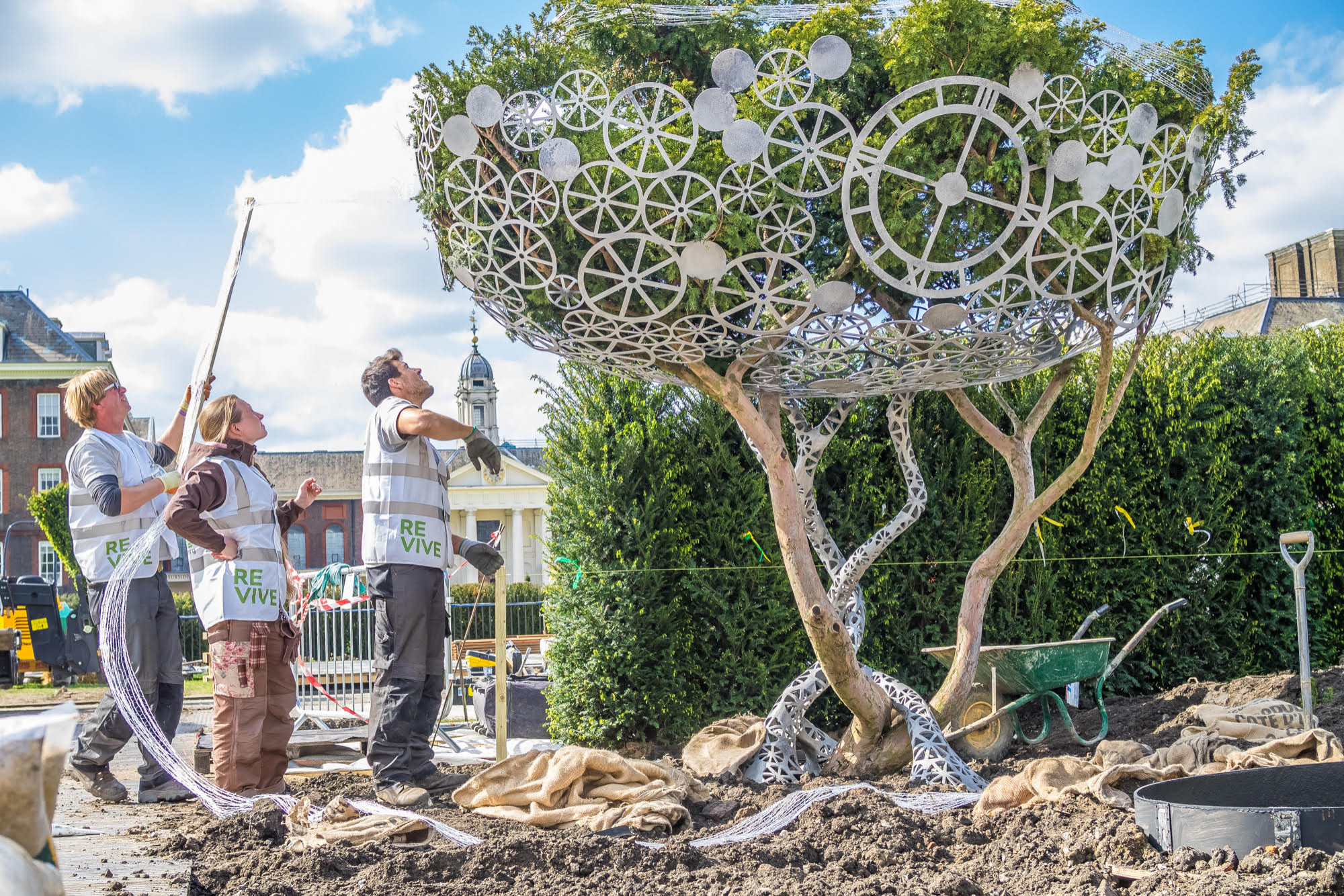 Выставка в Челси: Река времени в саду из России