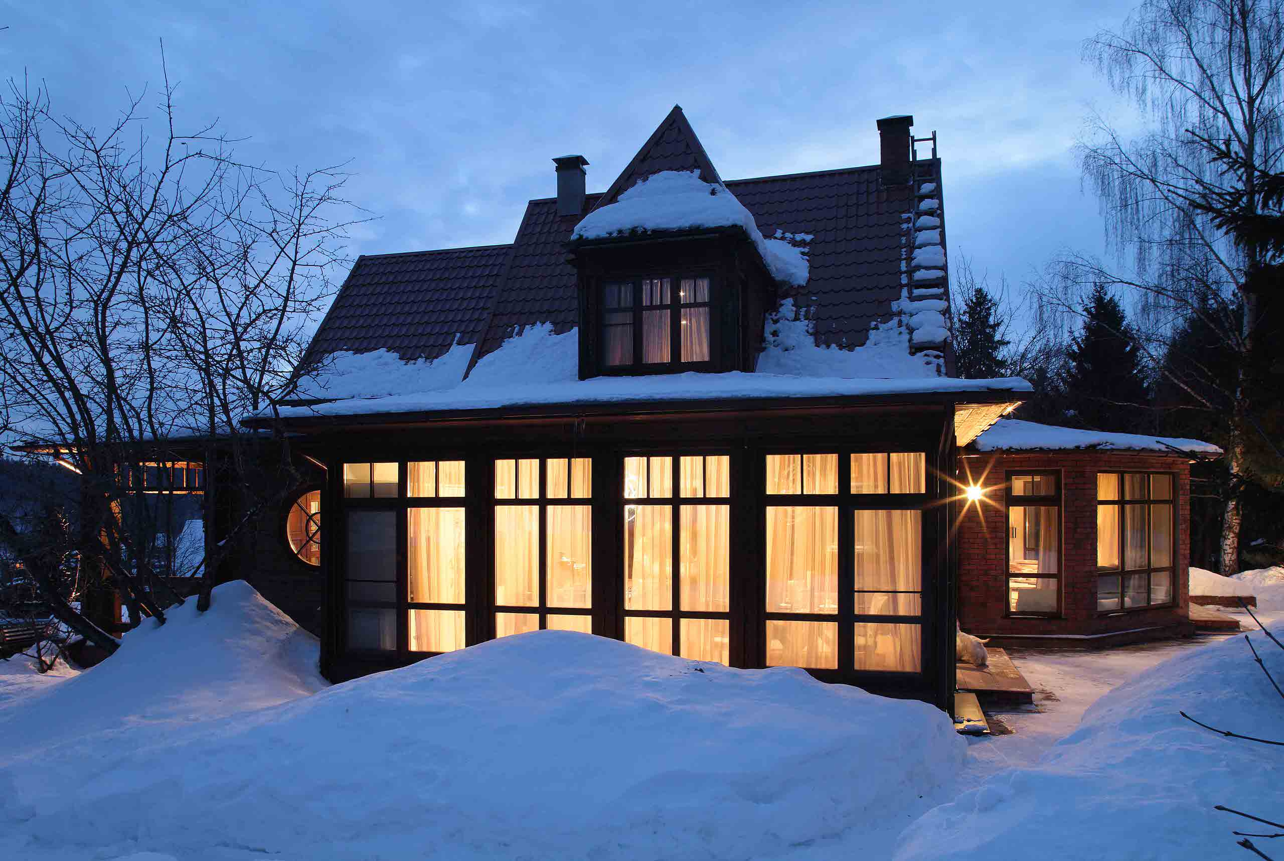 Houzz тур: Дачный сруб с панорамными окнами и яблоневым садом