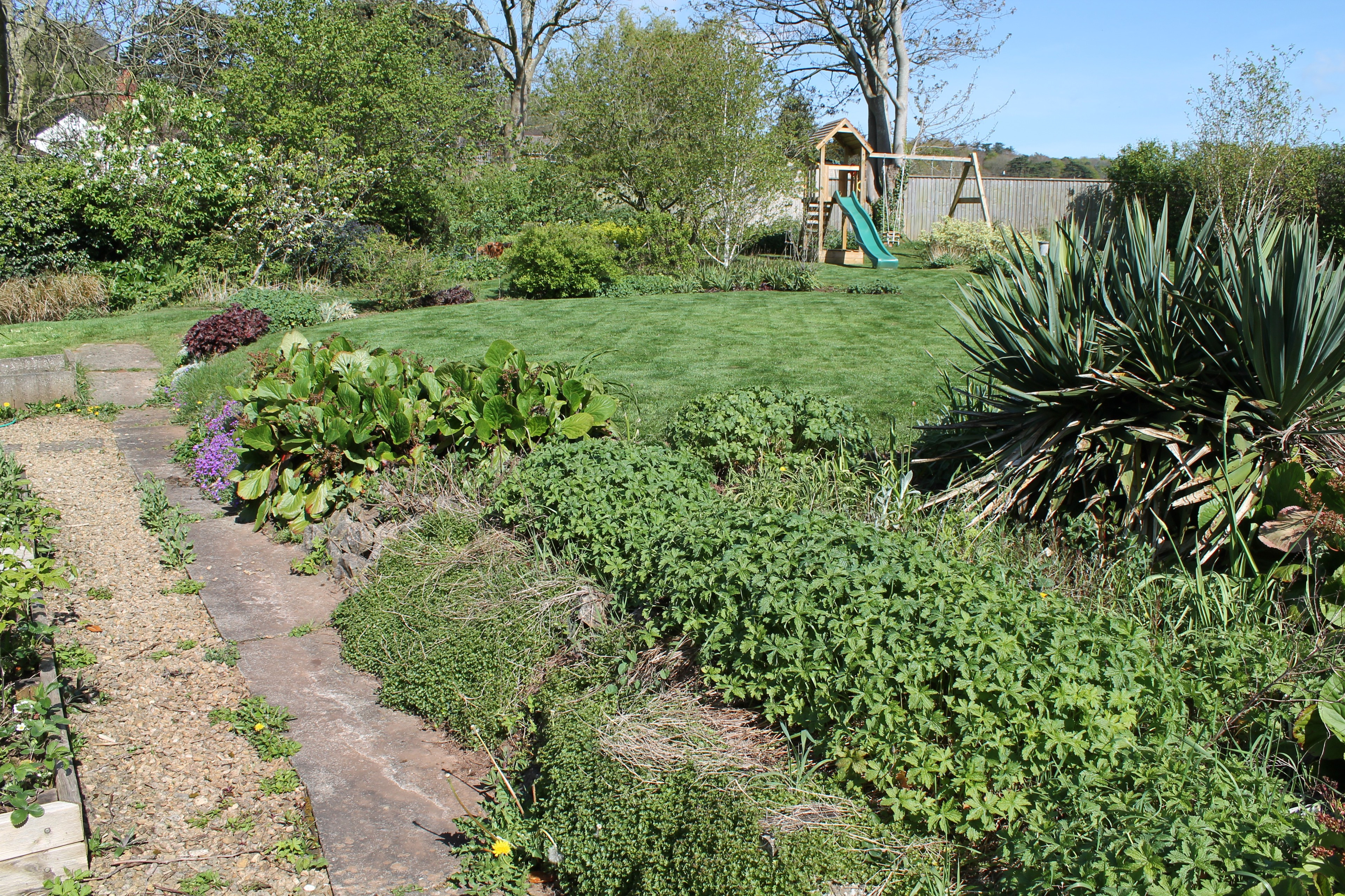 До и после: Сад c уклоном для хозяйки на коляске