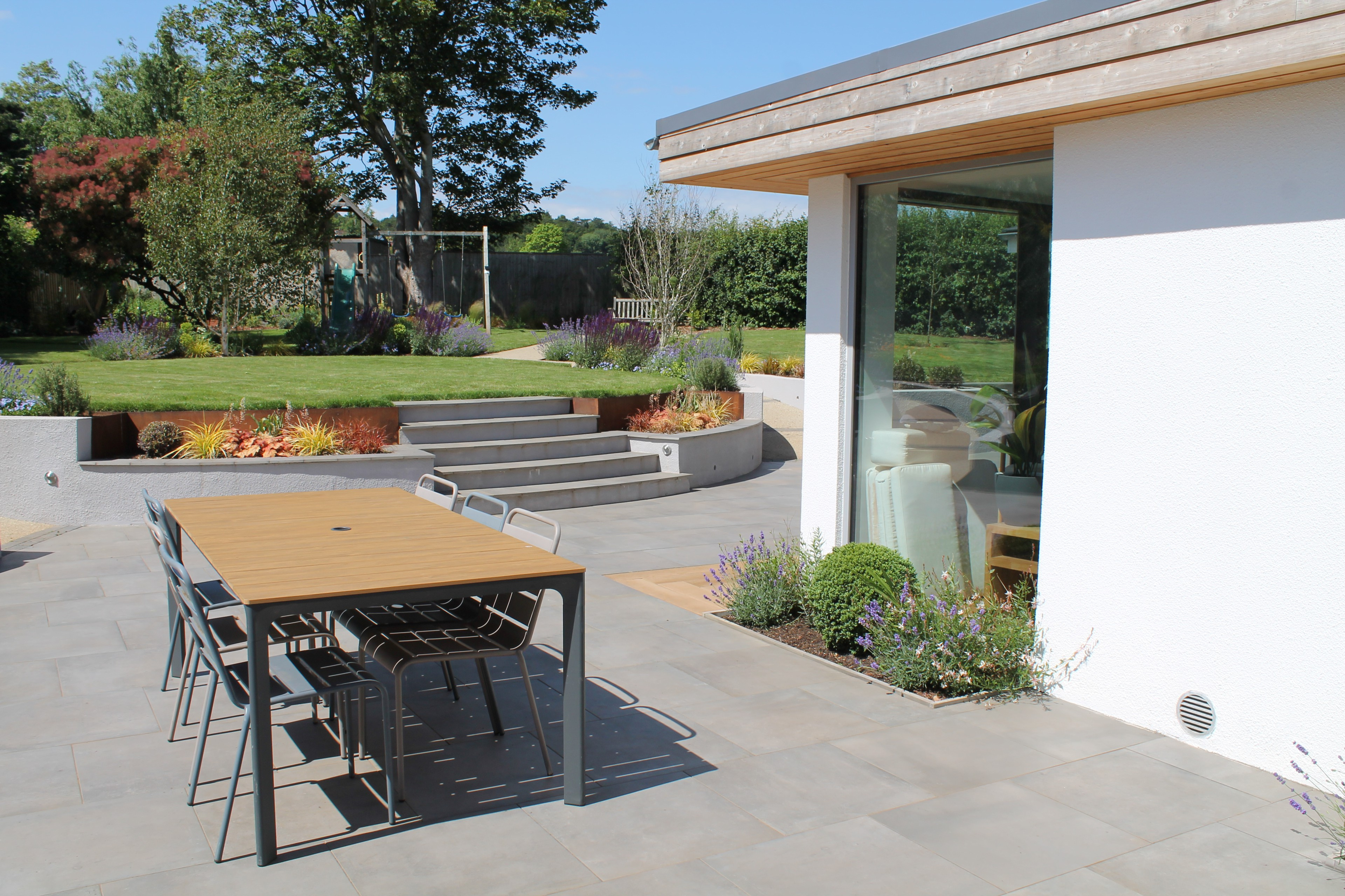 До и после: Сад c уклоном для хозяйки на коляске