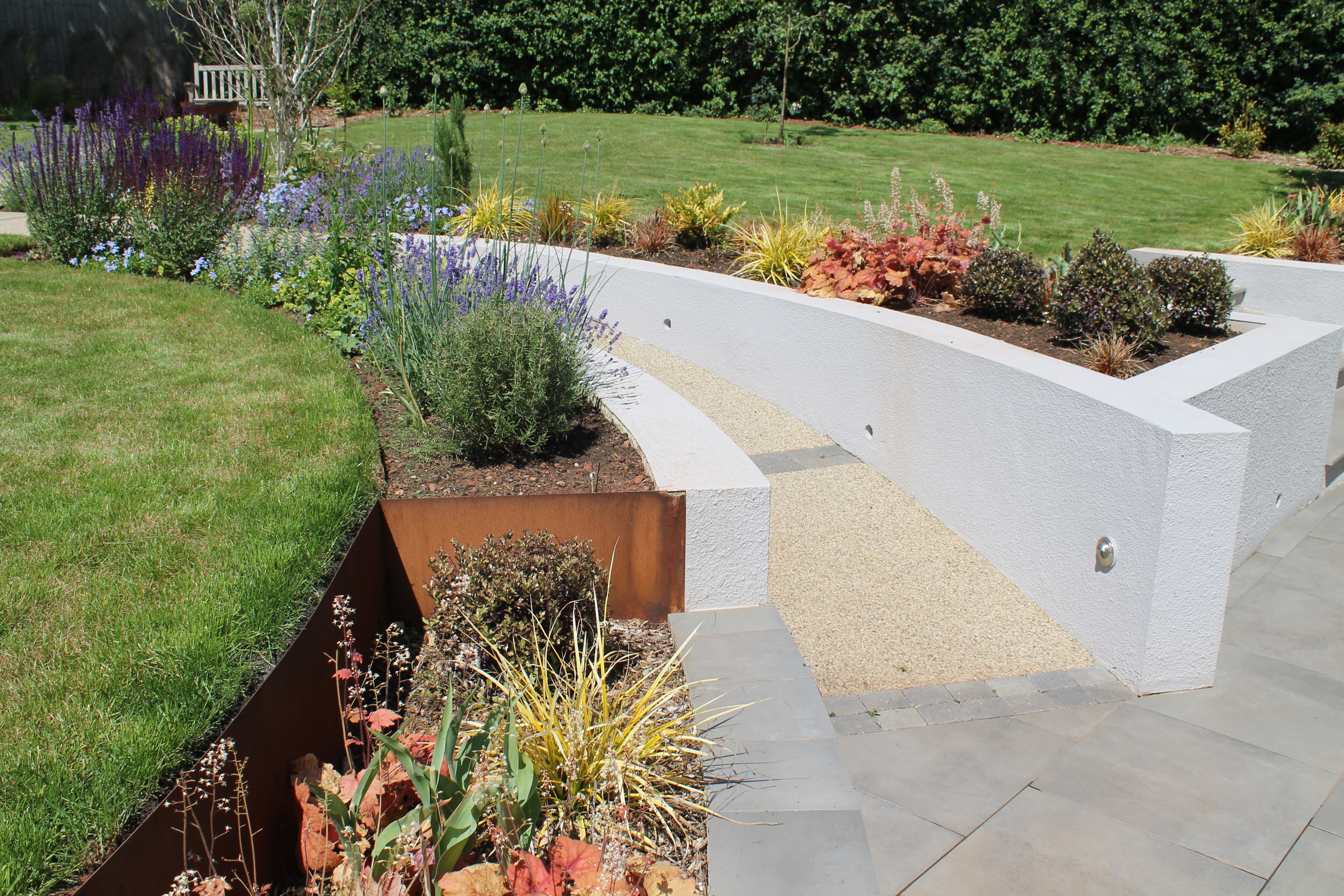 До и после: Сад c уклоном для хозяйки на коляске