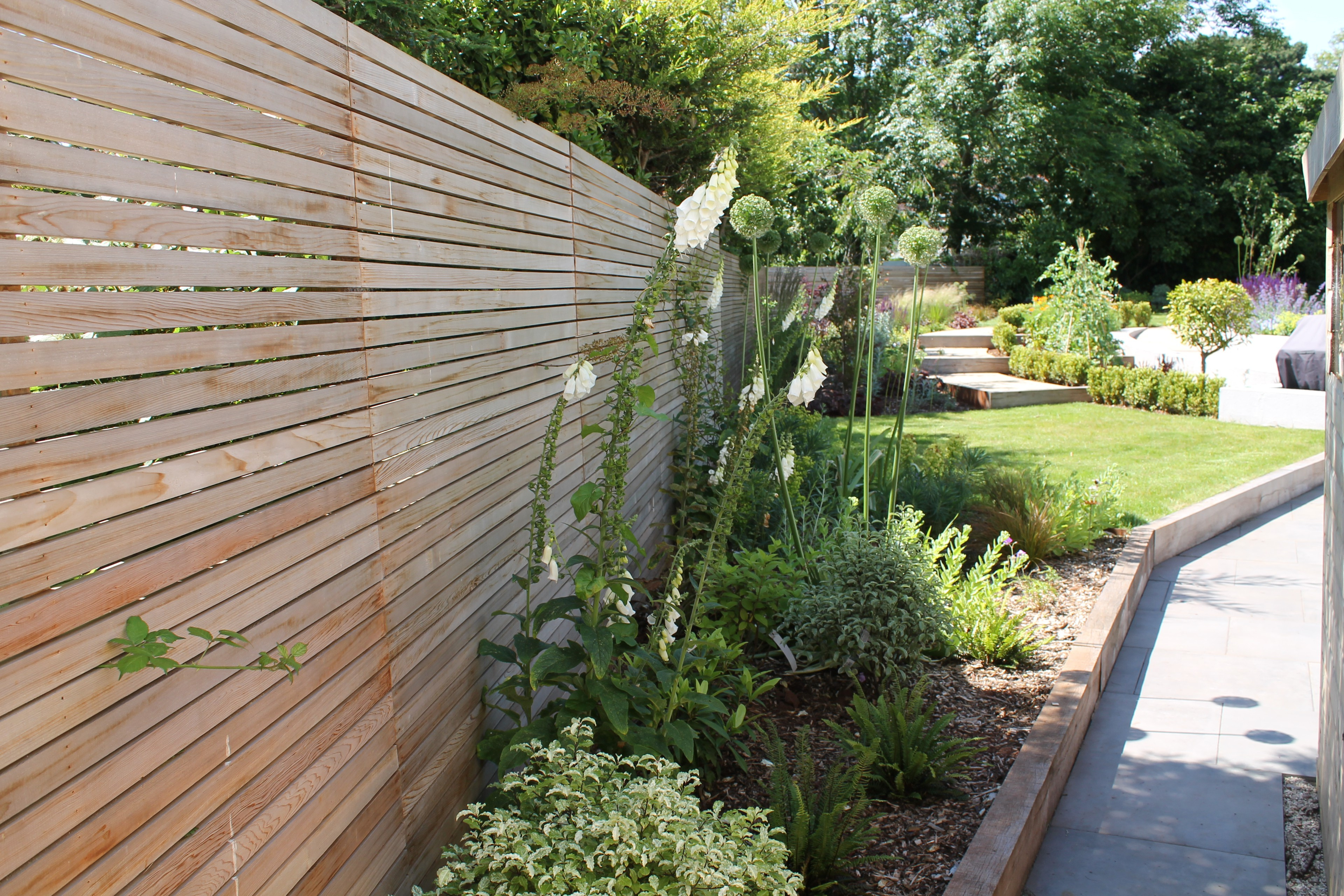 До и после: Сад c уклоном для хозяйки на коляске