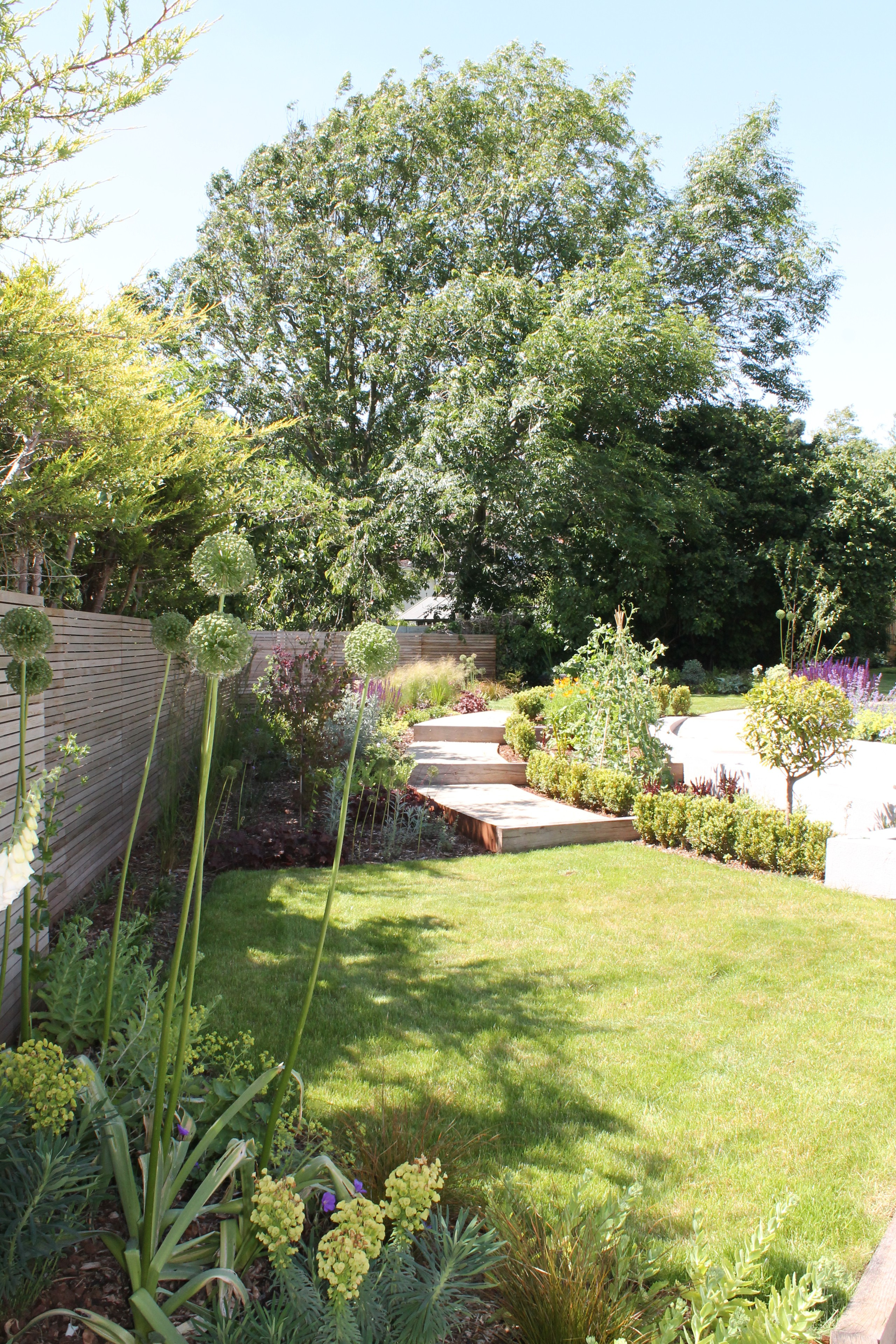 До и после: Сад c уклоном для хозяйки на коляске