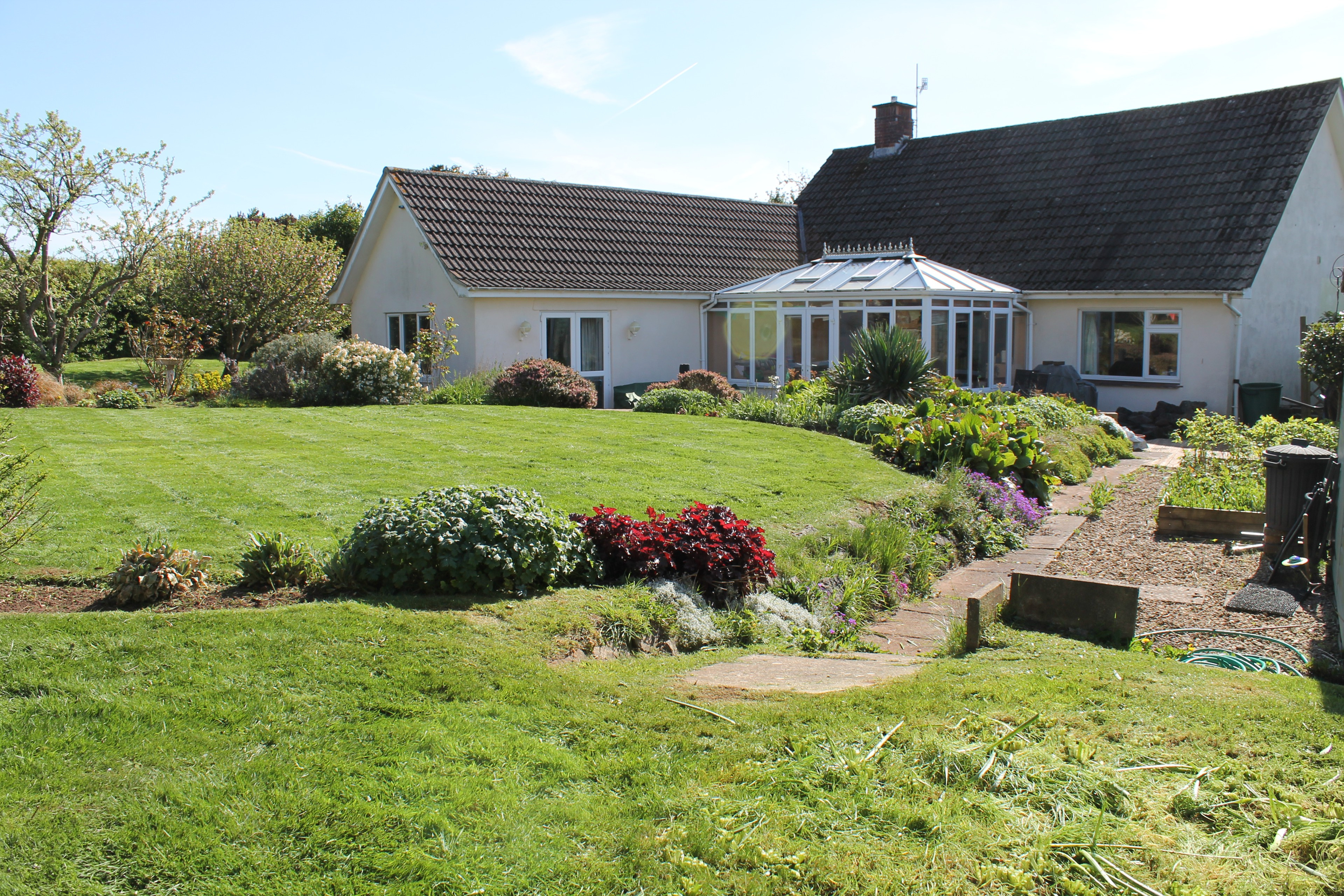 До и после: Сад c уклоном для хозяйки на коляске