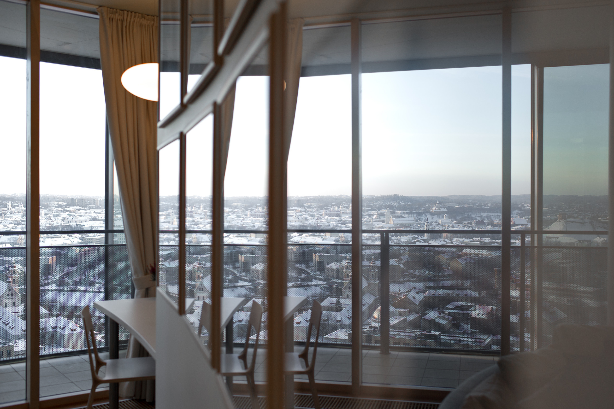 Houzz Литва: Старый Вильнюс и арт-объекты в трехкомнатной квартире