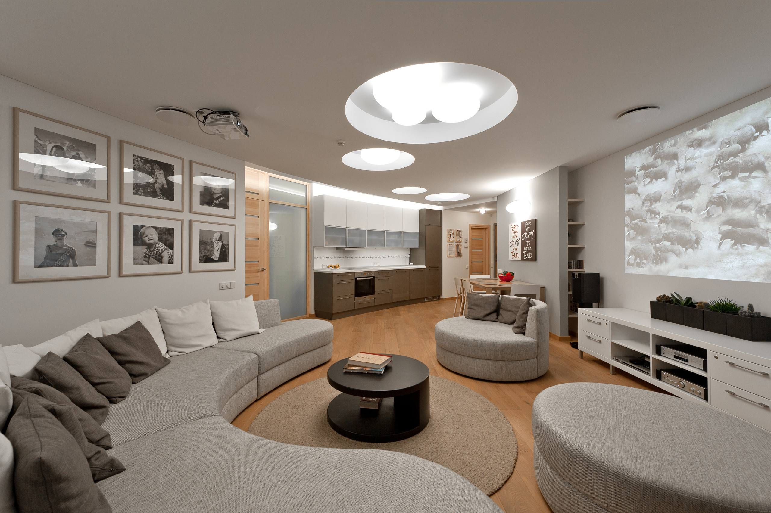 Houzz Литва: Старый Вильнюс и арт-объекты в трехкомнатной квартире