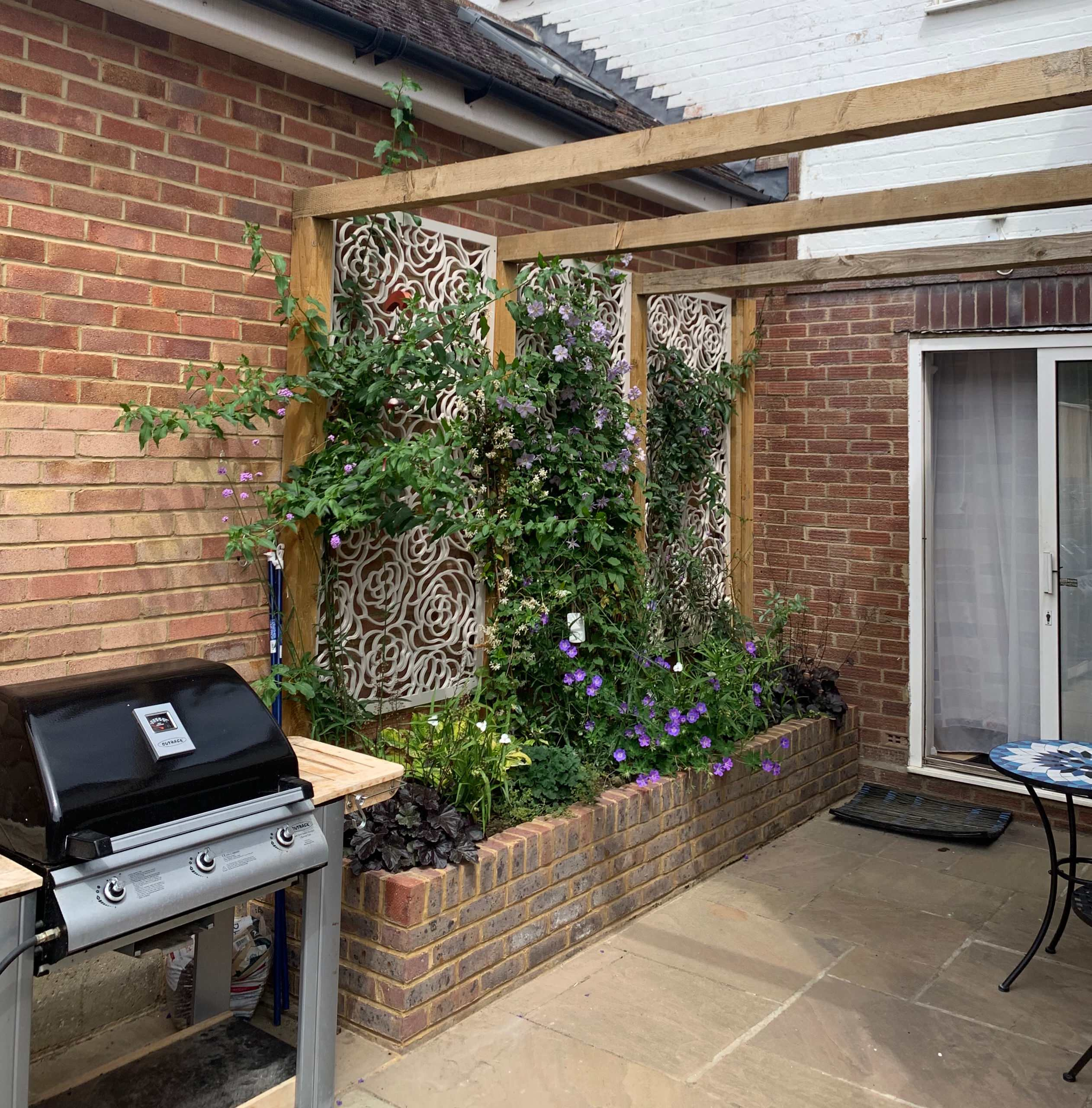 Houzz в саду: Реконструкция крошечного сада около дома