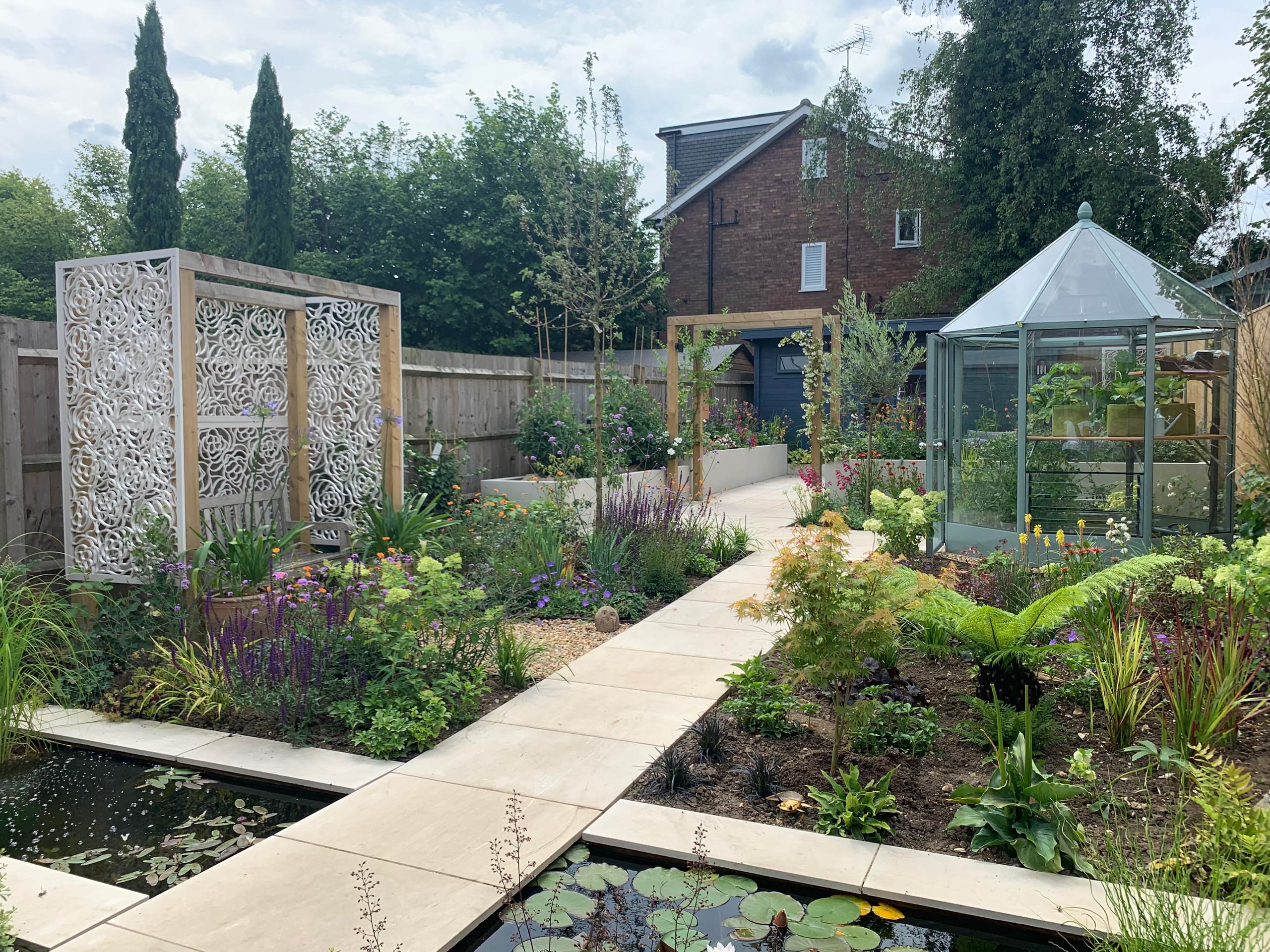 Houzz в саду: Реконструкция крошечного сада около дома