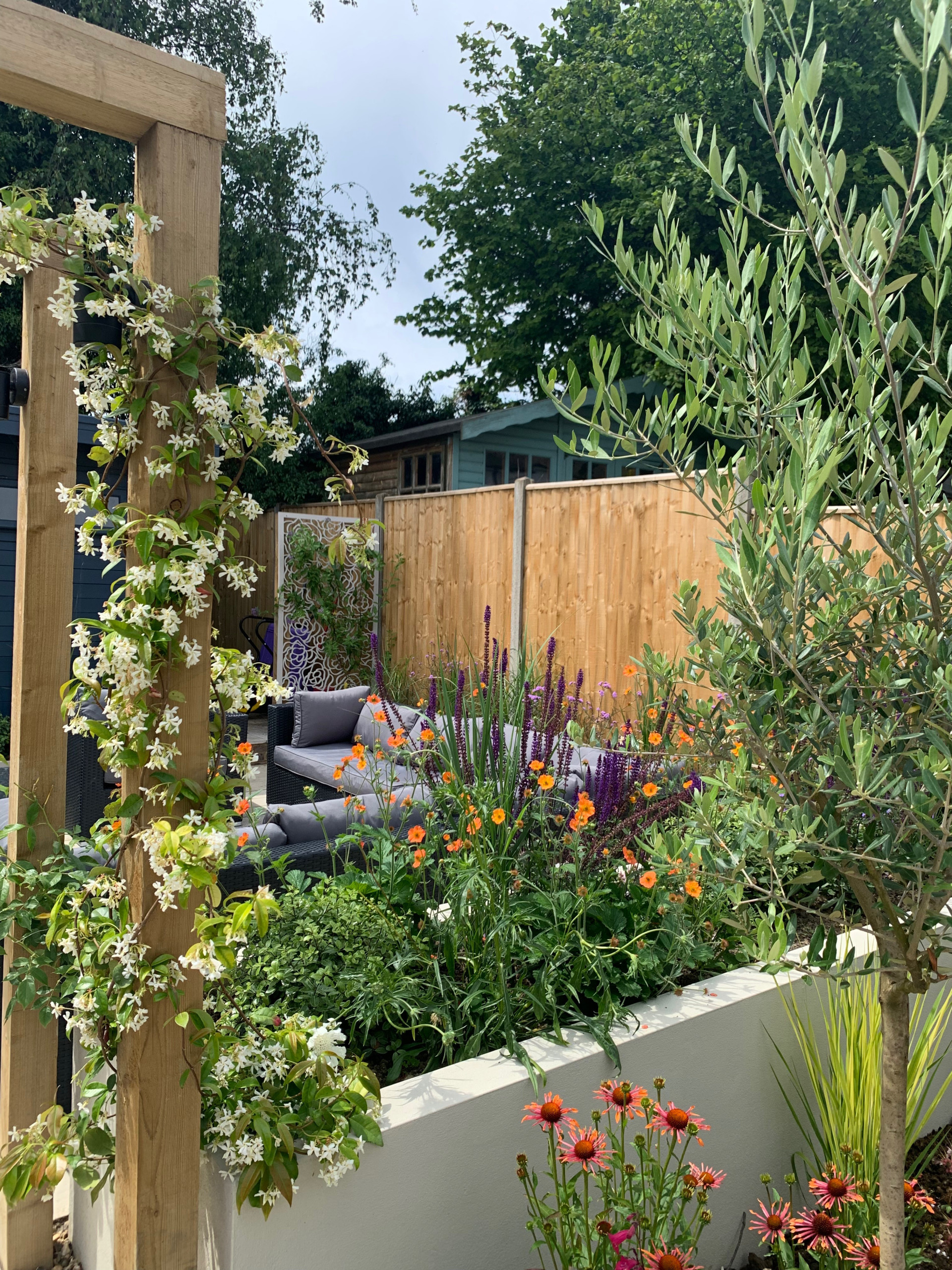 Houzz в саду: Реконструкция крошечного сада около дома