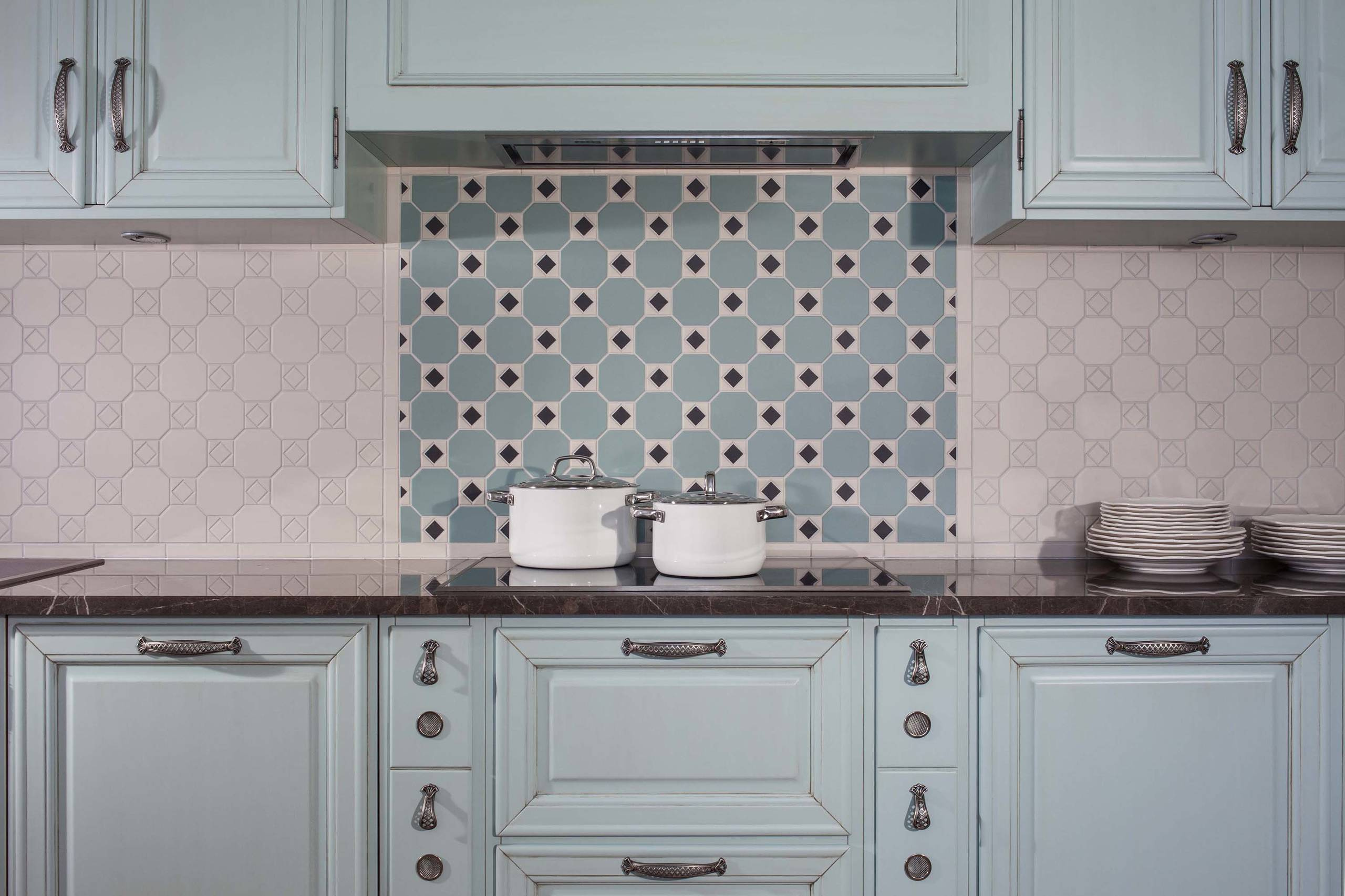 Вопрос: Как вписать фартук в интерьер кухни