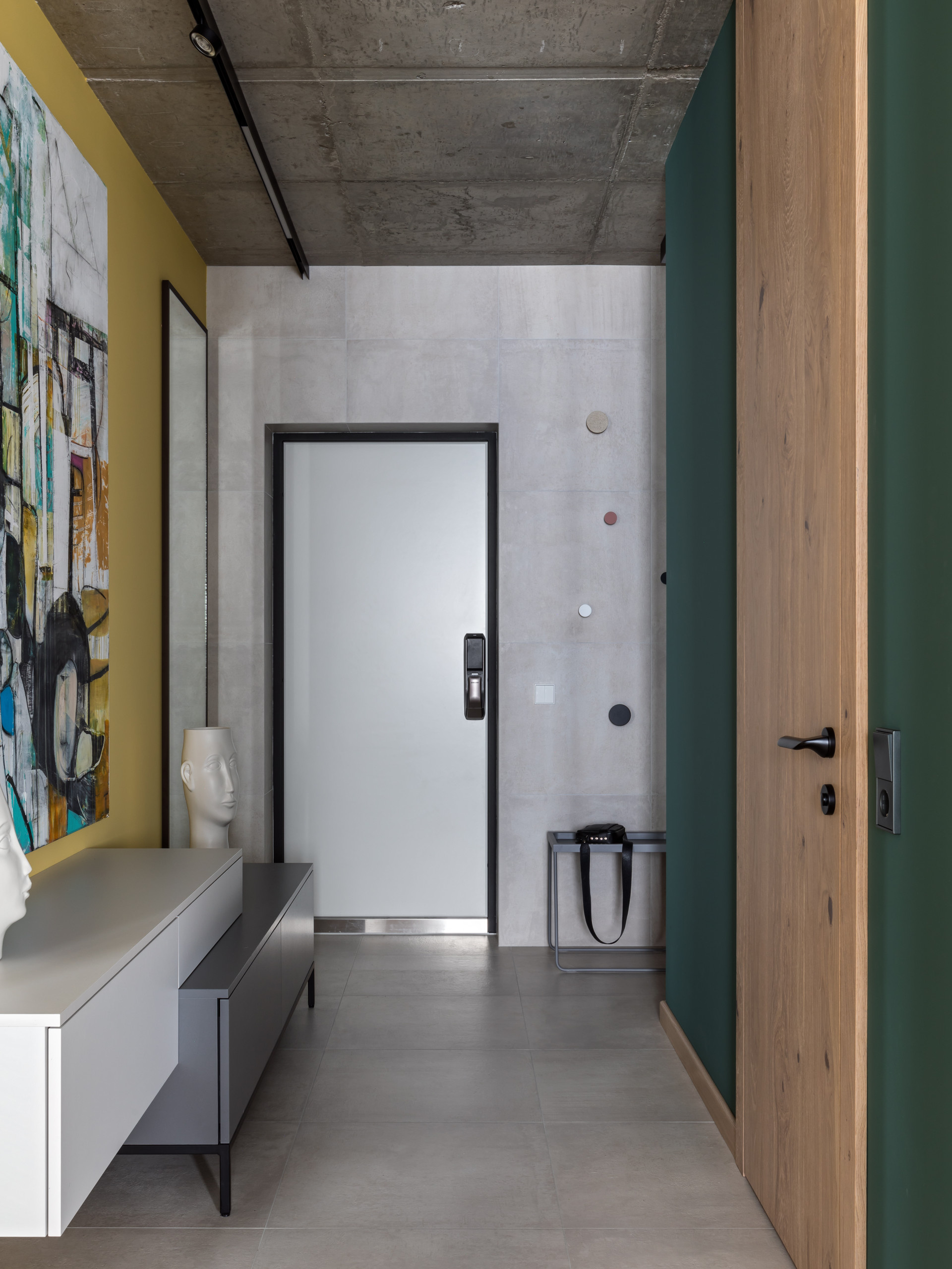 В гостях: Минимализм с акцентами на живопись