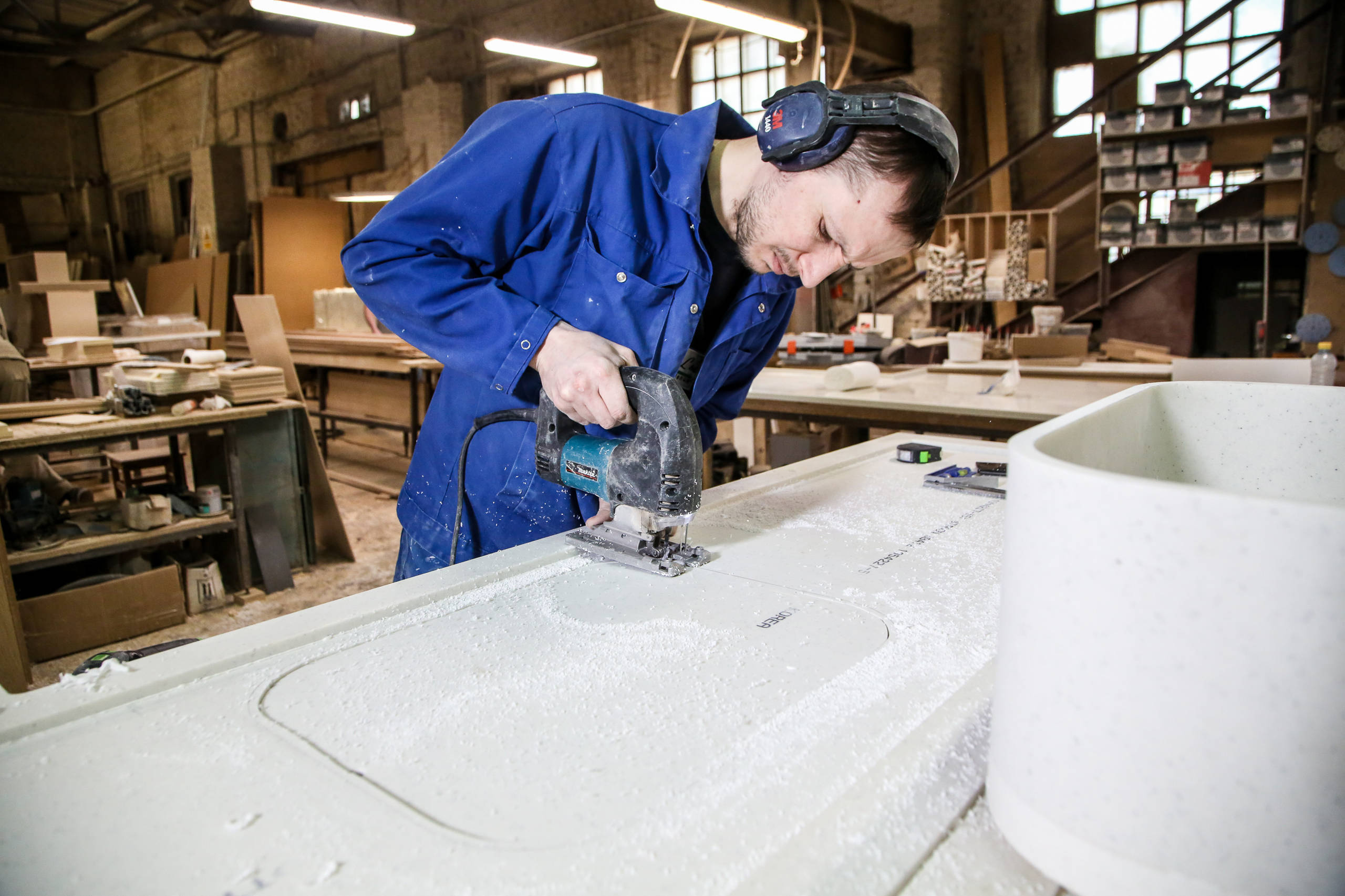 Материалы: Как изготавливают и устанавливают акриловые столешницы