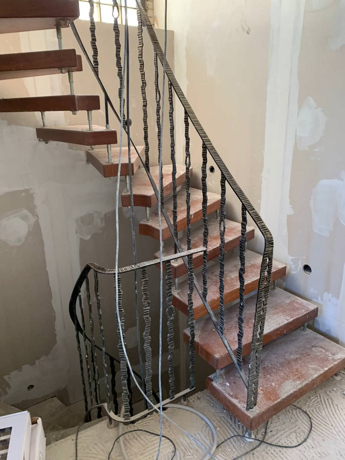 До и после: Черная лестница с эффектным изгибом