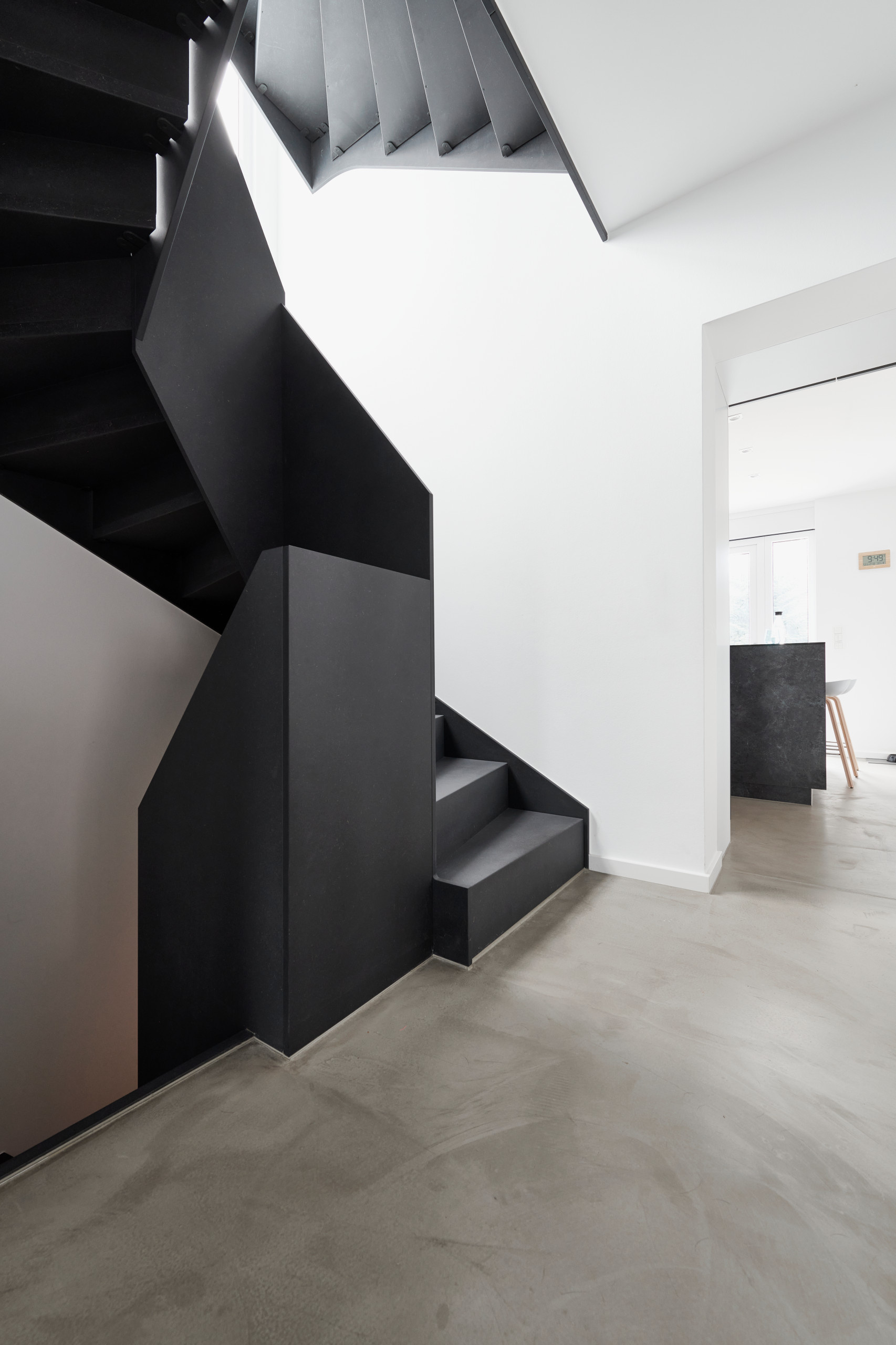 До и после: Черная лестница с эффектным изгибом