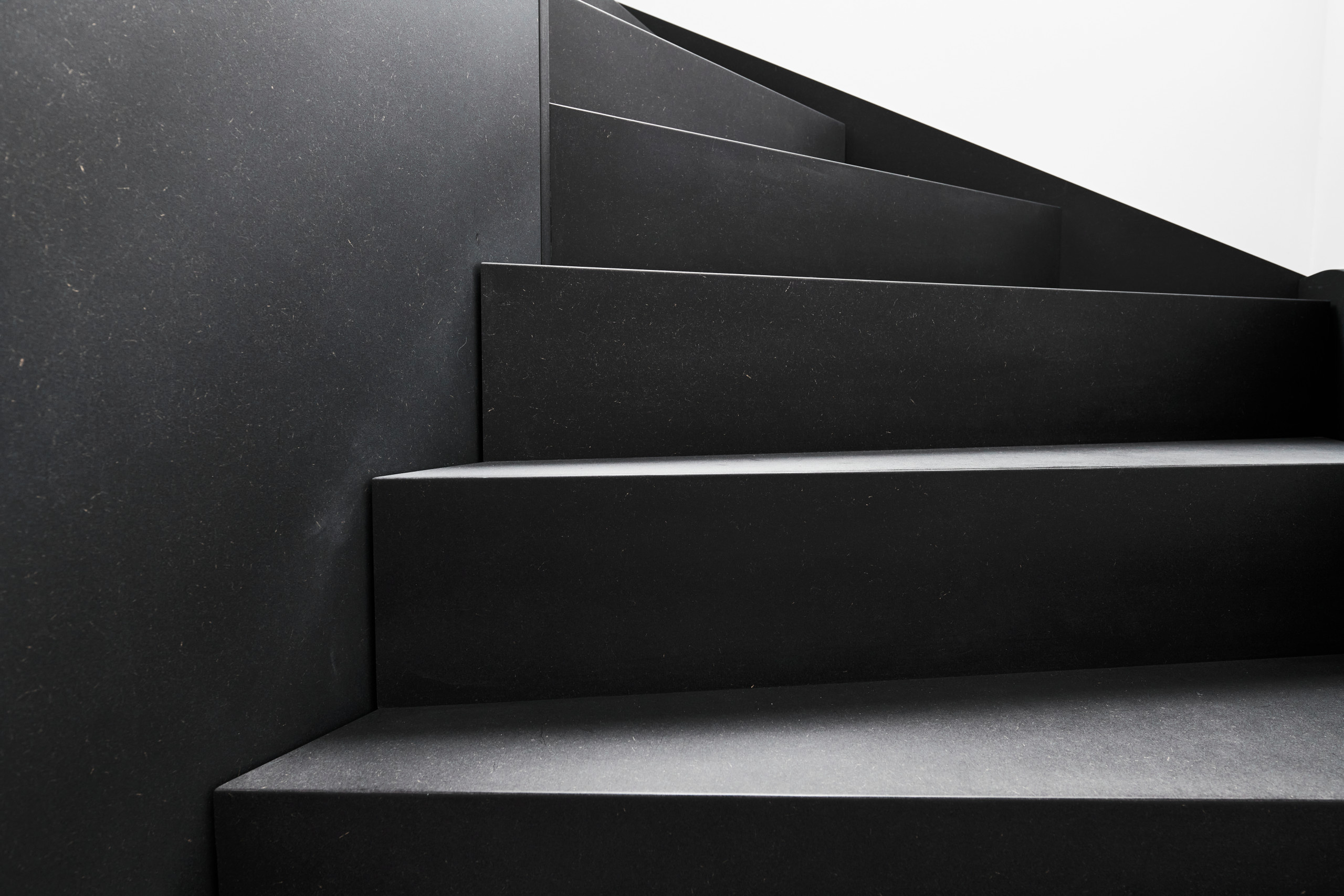 До и после: Черная лестница с эффектным изгибом