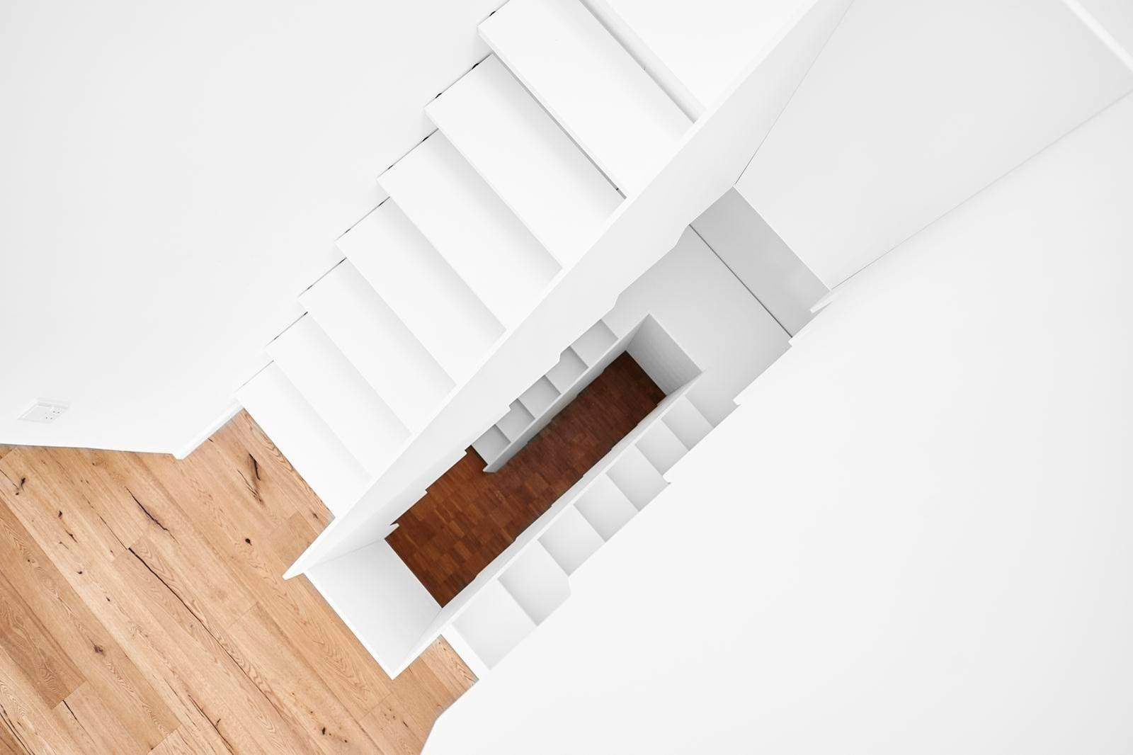 До и после: Черная лестница с эффектным изгибом