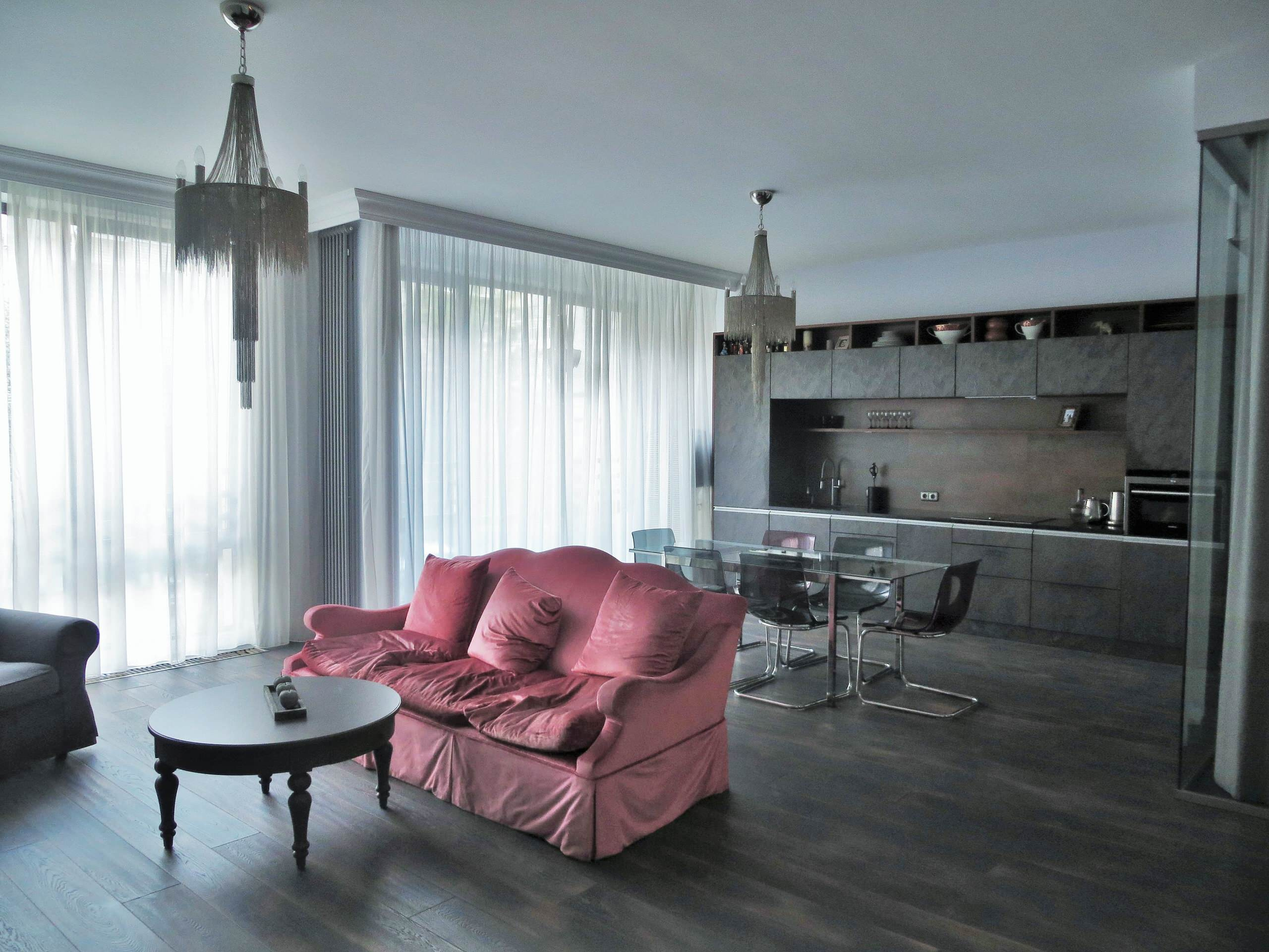 Houzz тур: Серебристая мебель на фоне бетонных стен