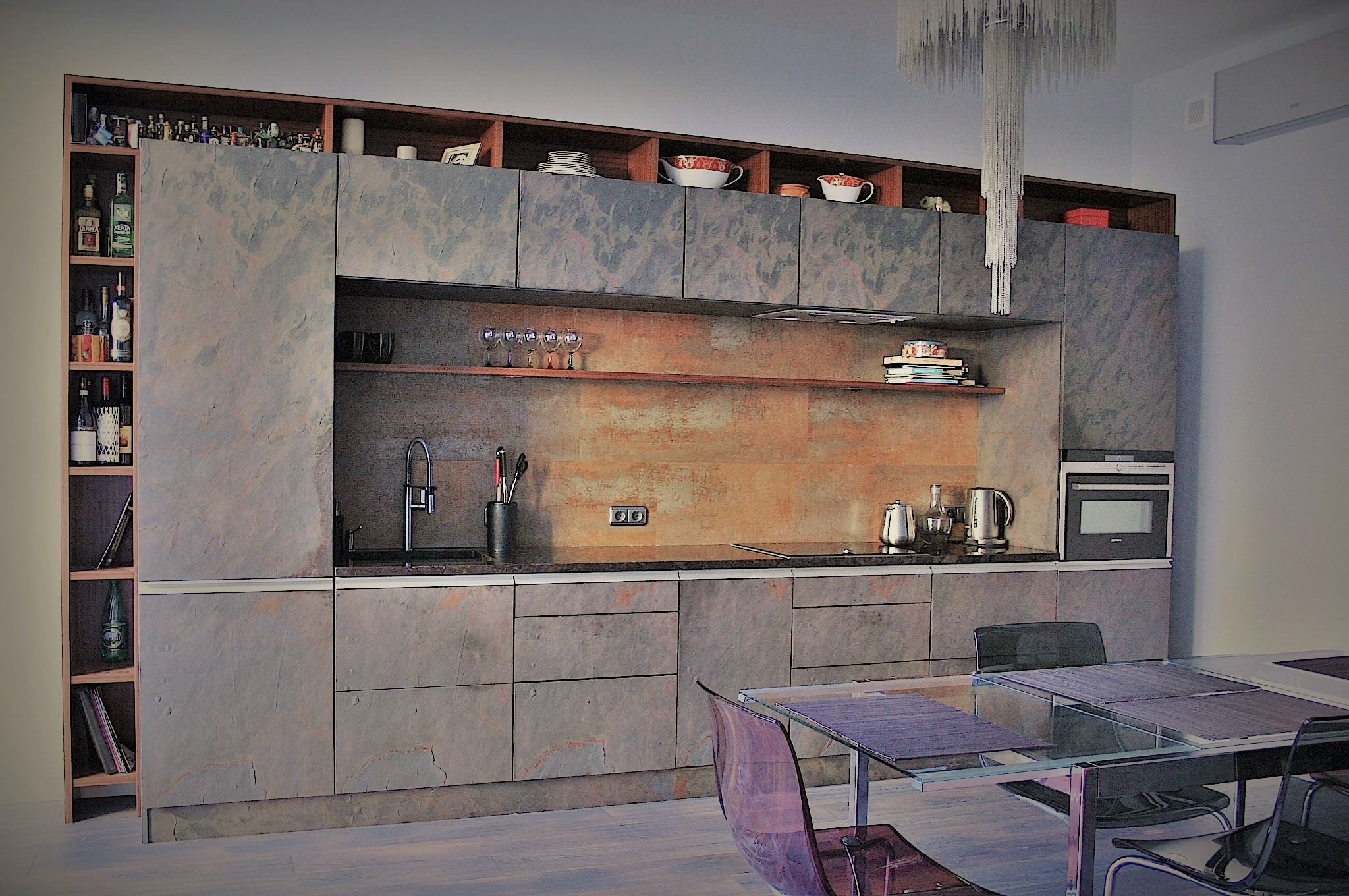 Houzz тур: Серебристая мебель на фоне бетонных стен