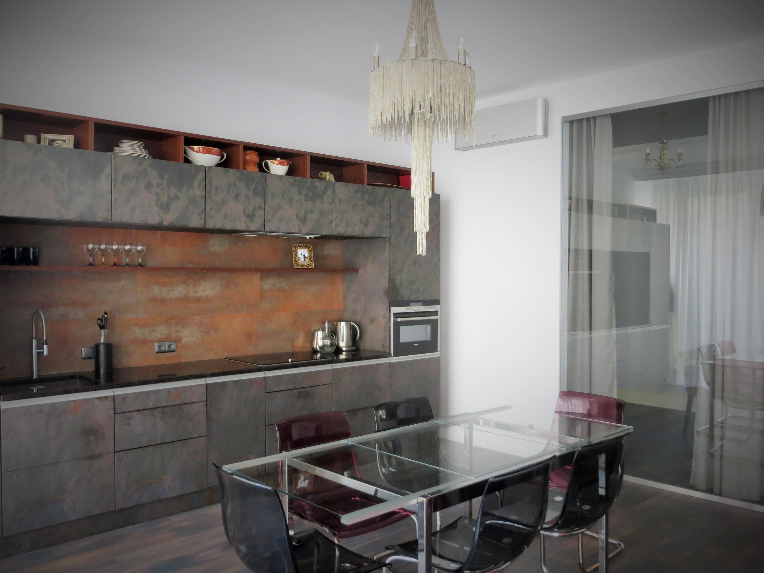 Houzz тур: Серебристая мебель на фоне бетонных стен