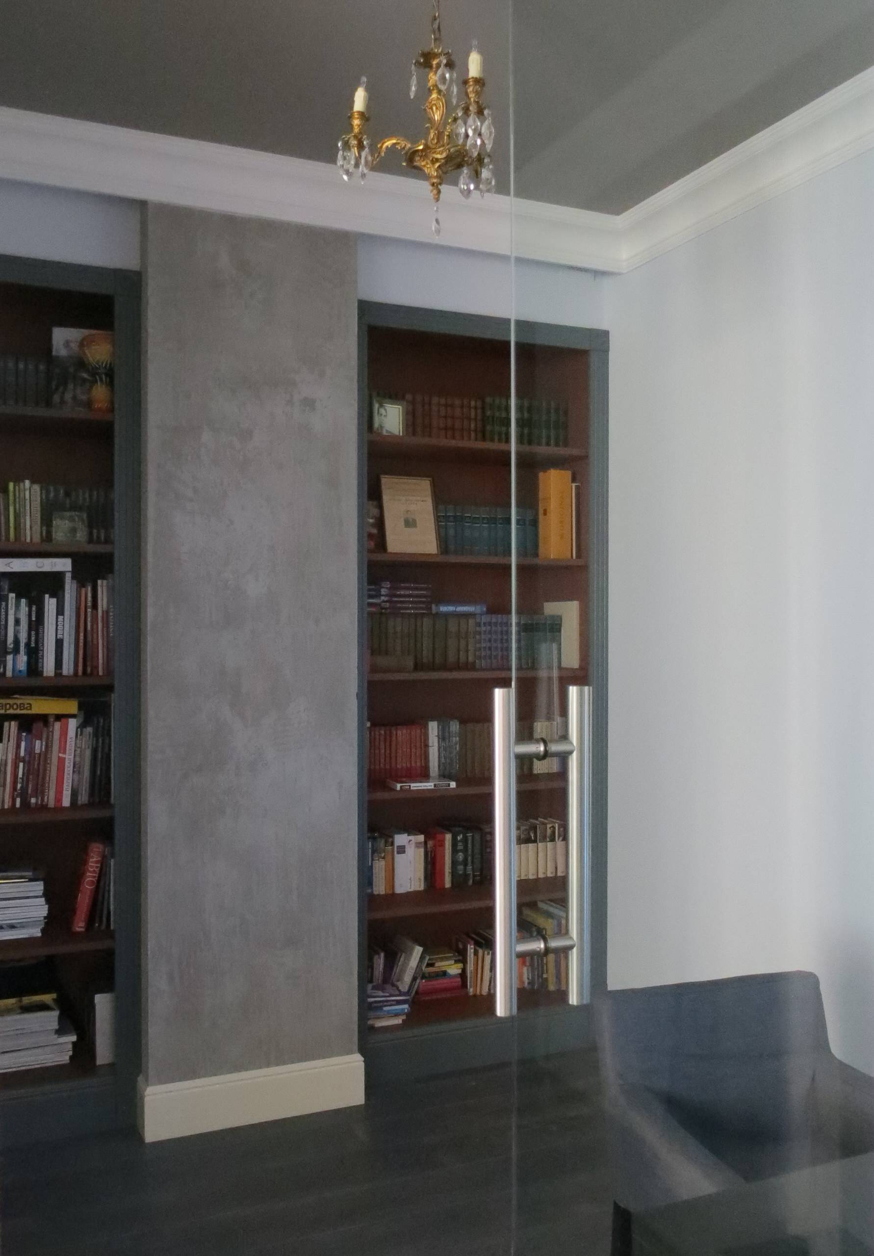 Houzz тур: Серебристая мебель на фоне бетонных стен