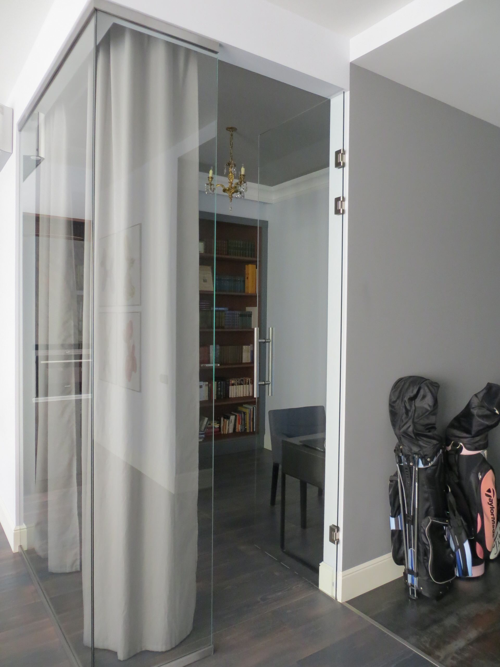 Houzz тур: Серебристая мебель на фоне бетонных стен