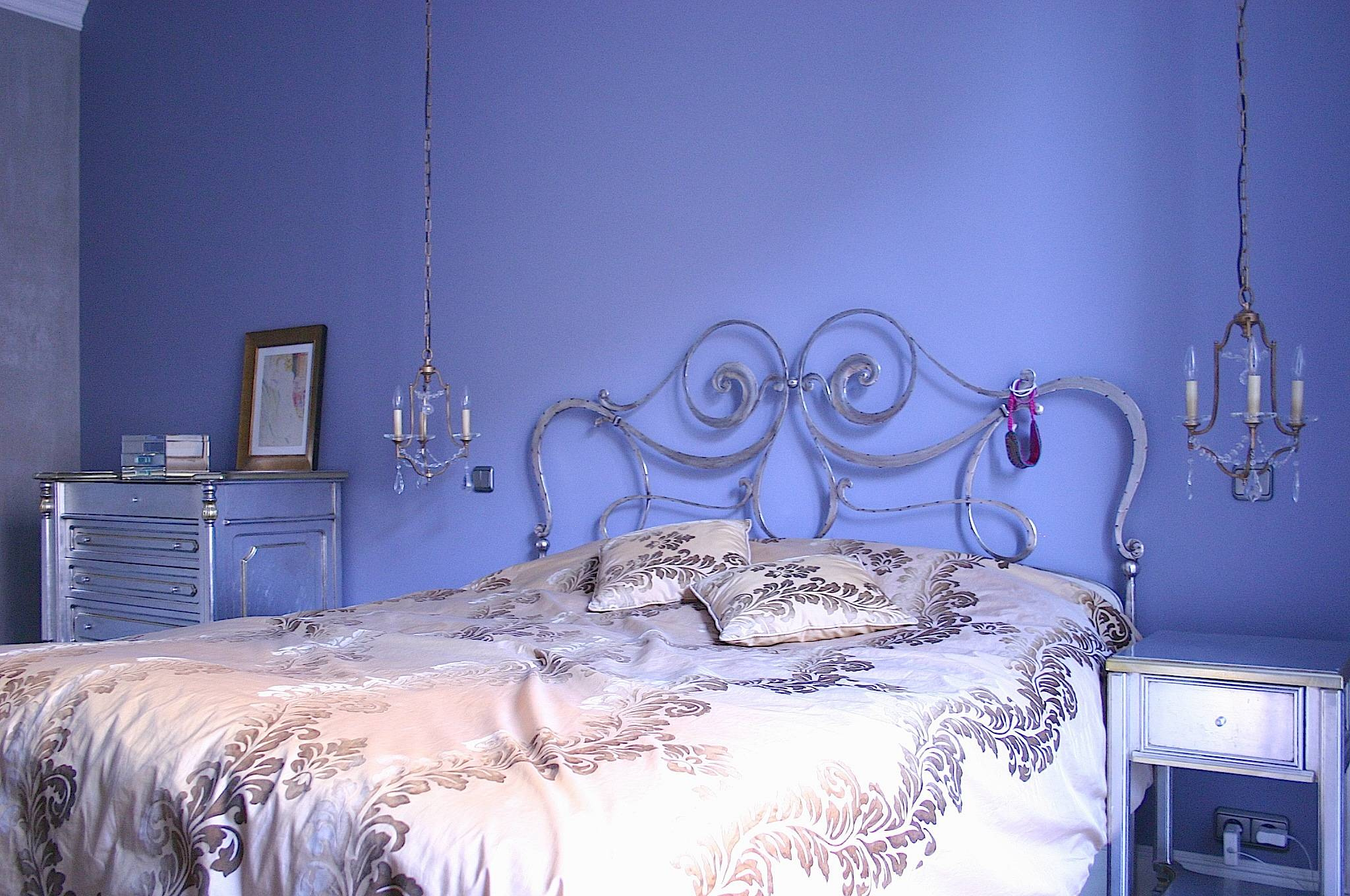 Houzz тур: Серебристая мебель на фоне бетонных стен