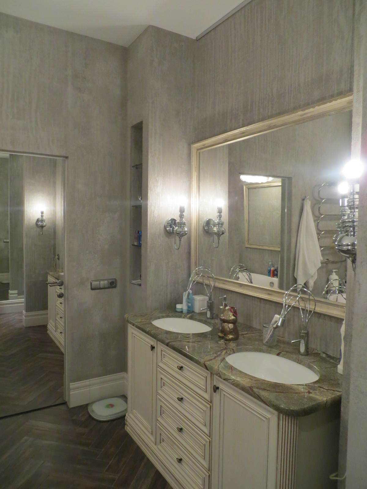 Houzz тур: Серебристая мебель на фоне бетонных стен