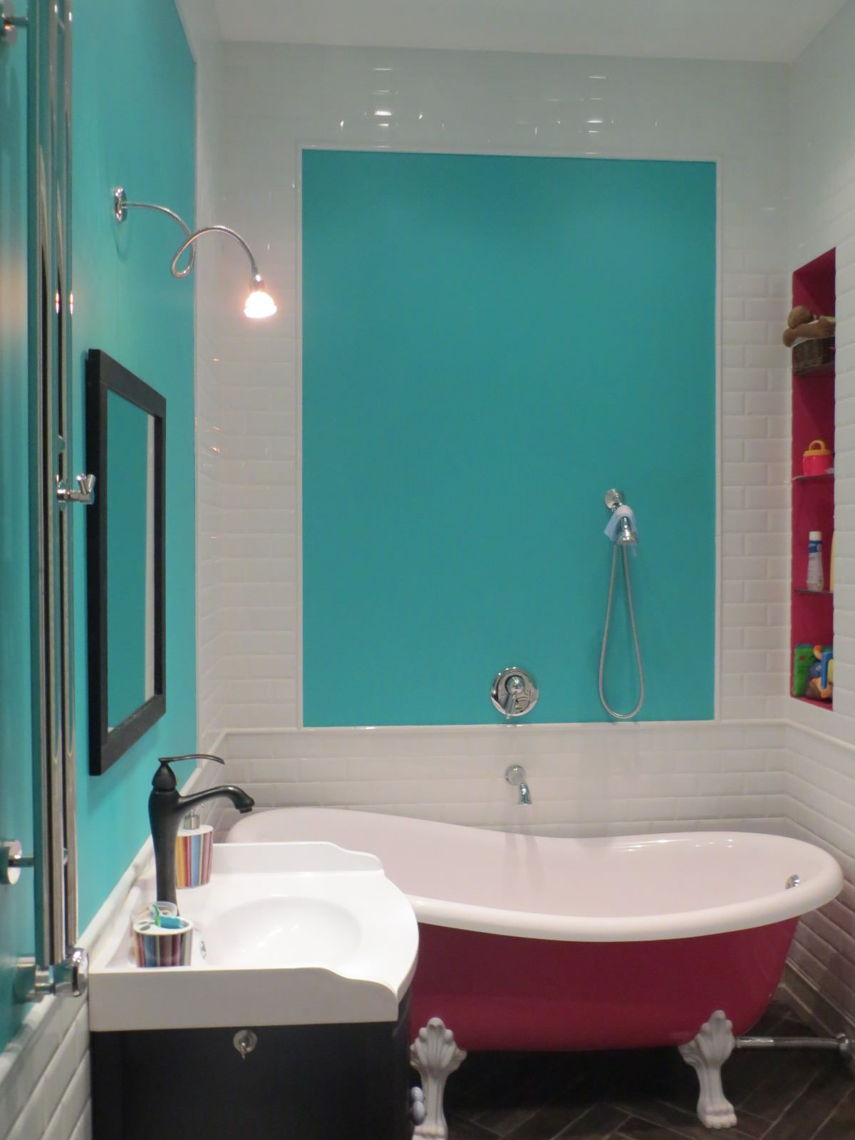 Houzz тур: Серебристая мебель на фоне бетонных стен