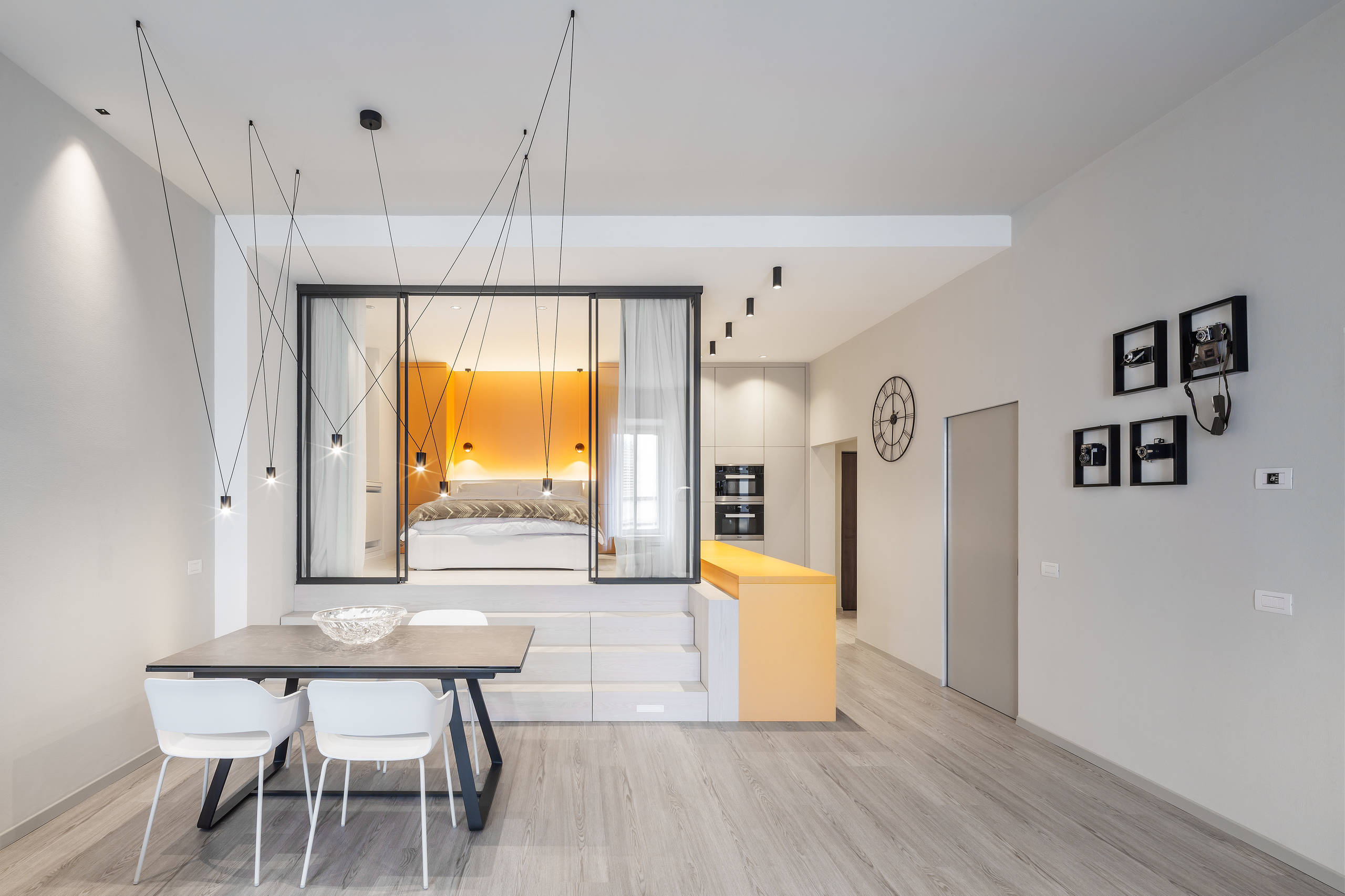 Проект недели: Кухня-рояль и спальня «за стеклом»