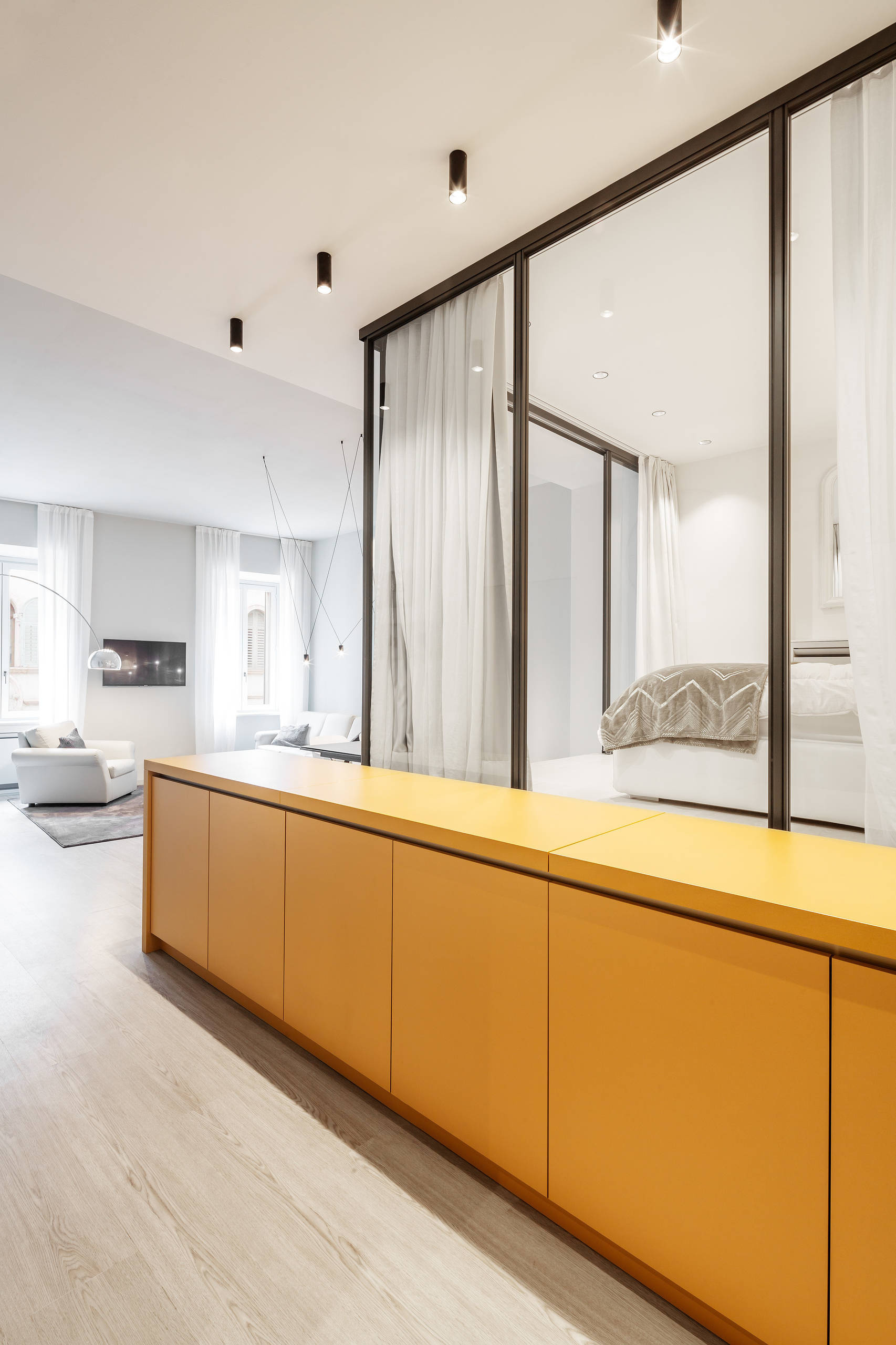 Проект недели: Кухня-рояль и спальня «за стеклом»