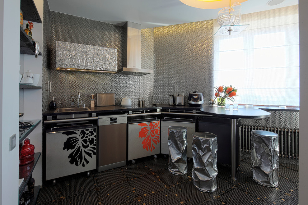 Houzz тур: Квартира с мозаичными панно и яркими деталями