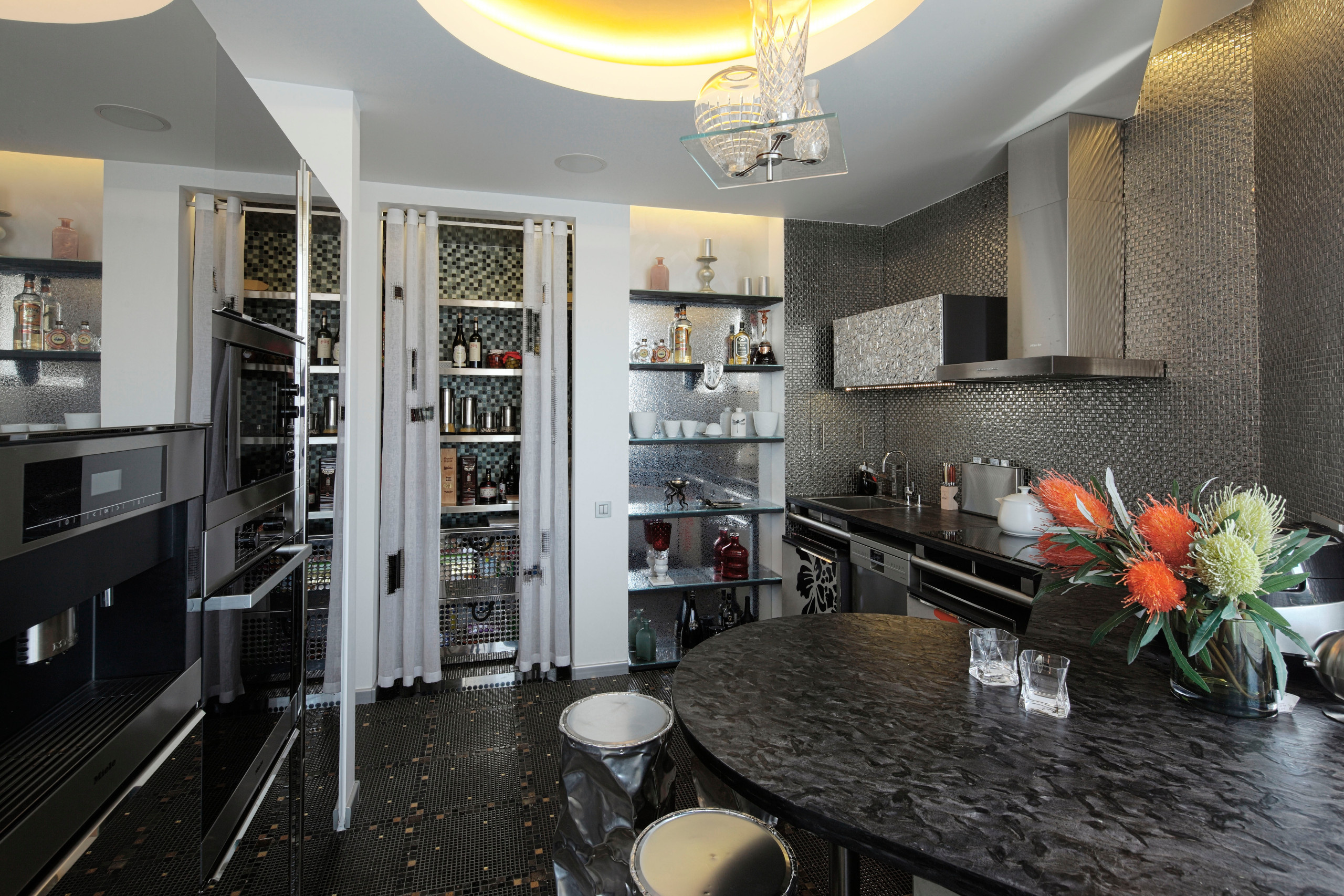 Houzz тур: Квартира с мозаичными панно и яркими деталями