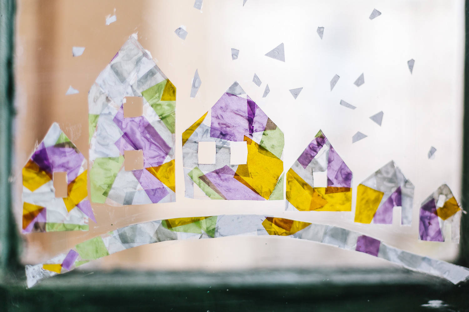 Своими руками: Новогодние силуэты из бумаги на окне