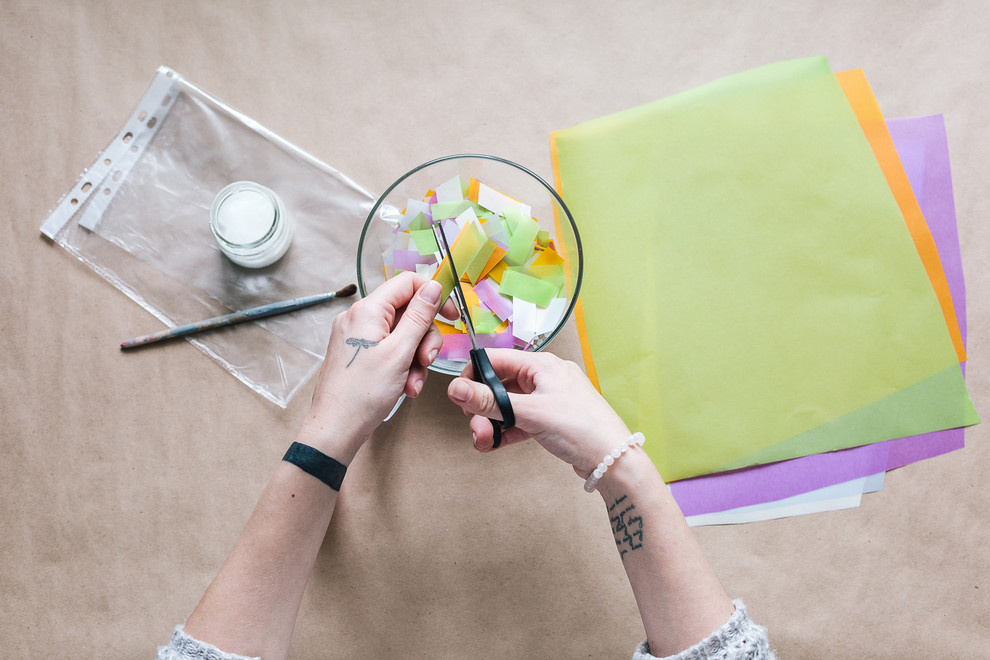 Своими руками: Новогодние силуэты из бумаги на окне